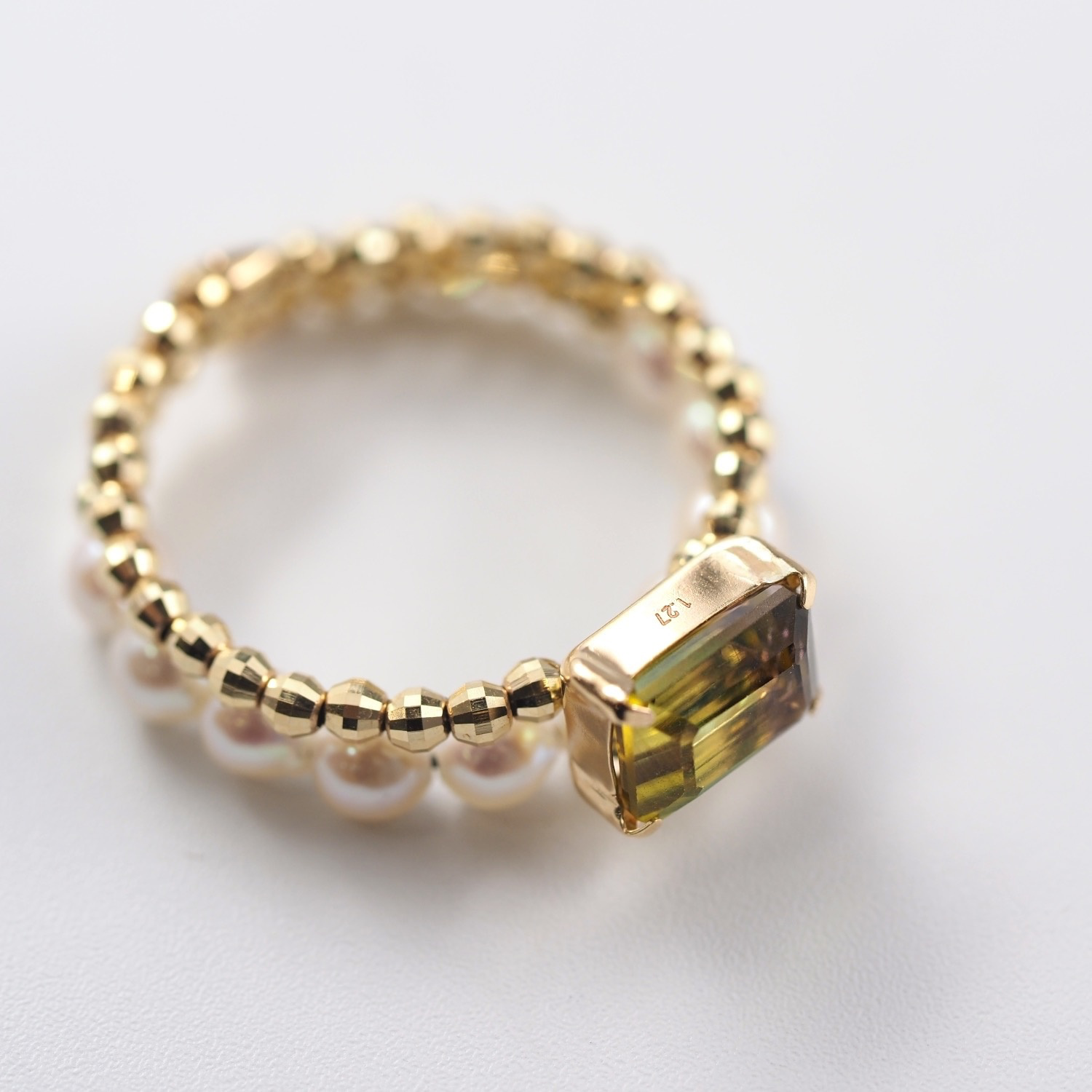 日常にも特別な日にもなじむ、MITUREのグリーントルマリン×パールリング。山梨県甲府市の職人による繊細な仕上げ。