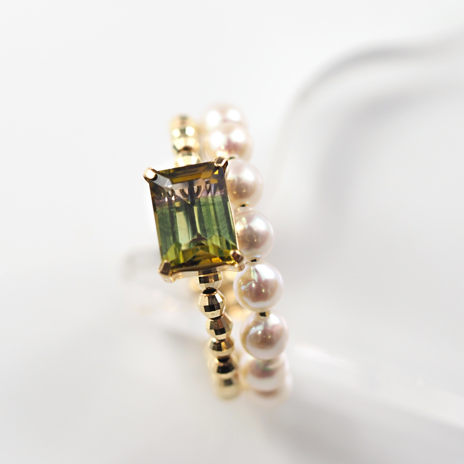 グリーントルマリンの清涼感ある輝きとパールの柔らかな艶が調和するMITUREのフリーサイズリング。山梨県甲府市で製作。
