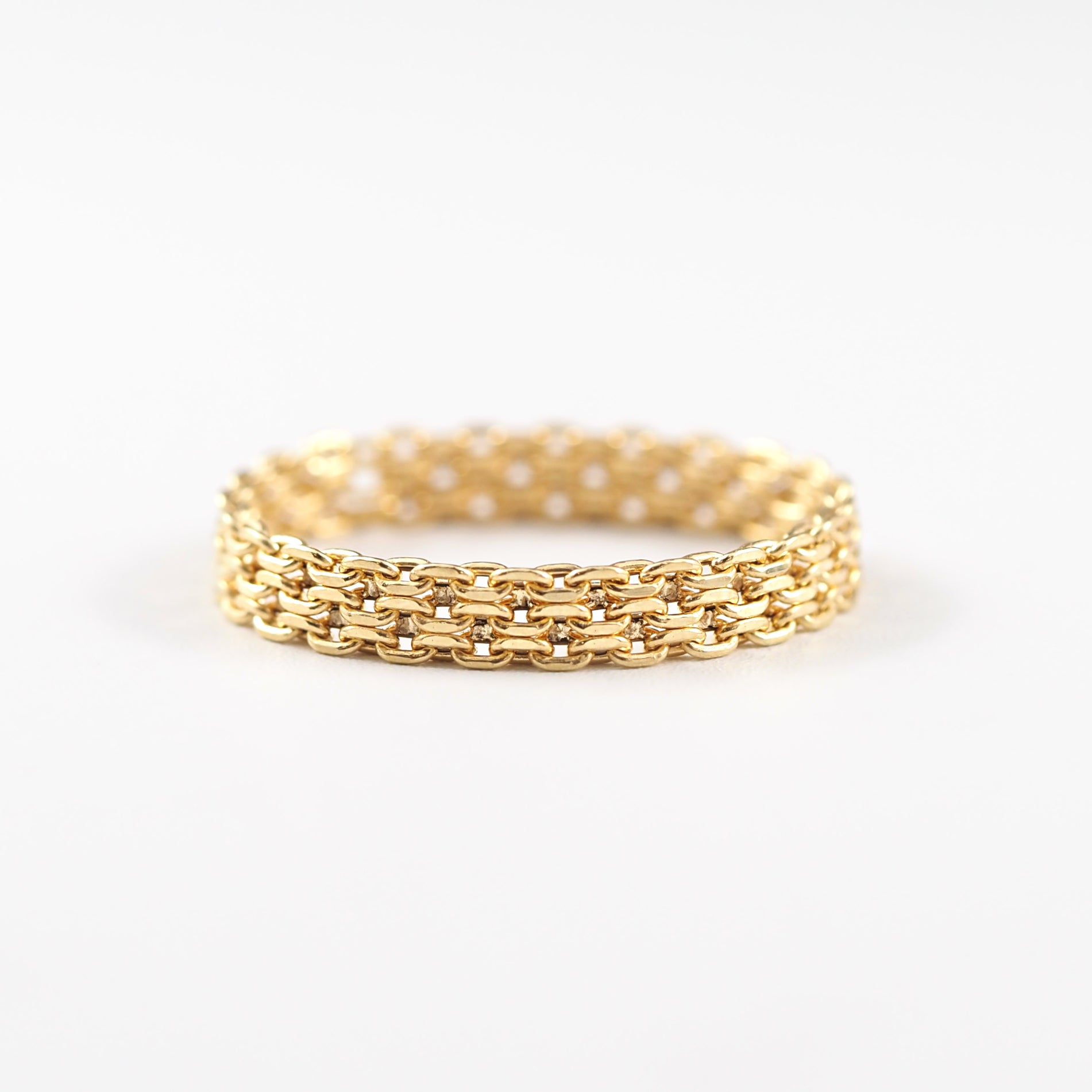 しなやかな鎖チェーンで仕立てた3mm幅のMITURE（ミチュール）のK18地金チェーンリング。フラットな印象が指元をすっきりと引き締めます。