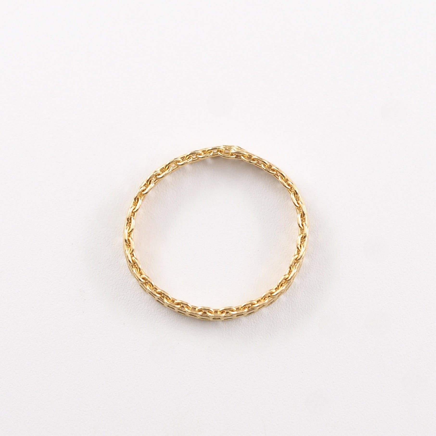 チェーンならではの柔らかなフィット感と、上質なゴールドの光沢を楽しめる山梨県甲府市で製作したMITUREのリング。 