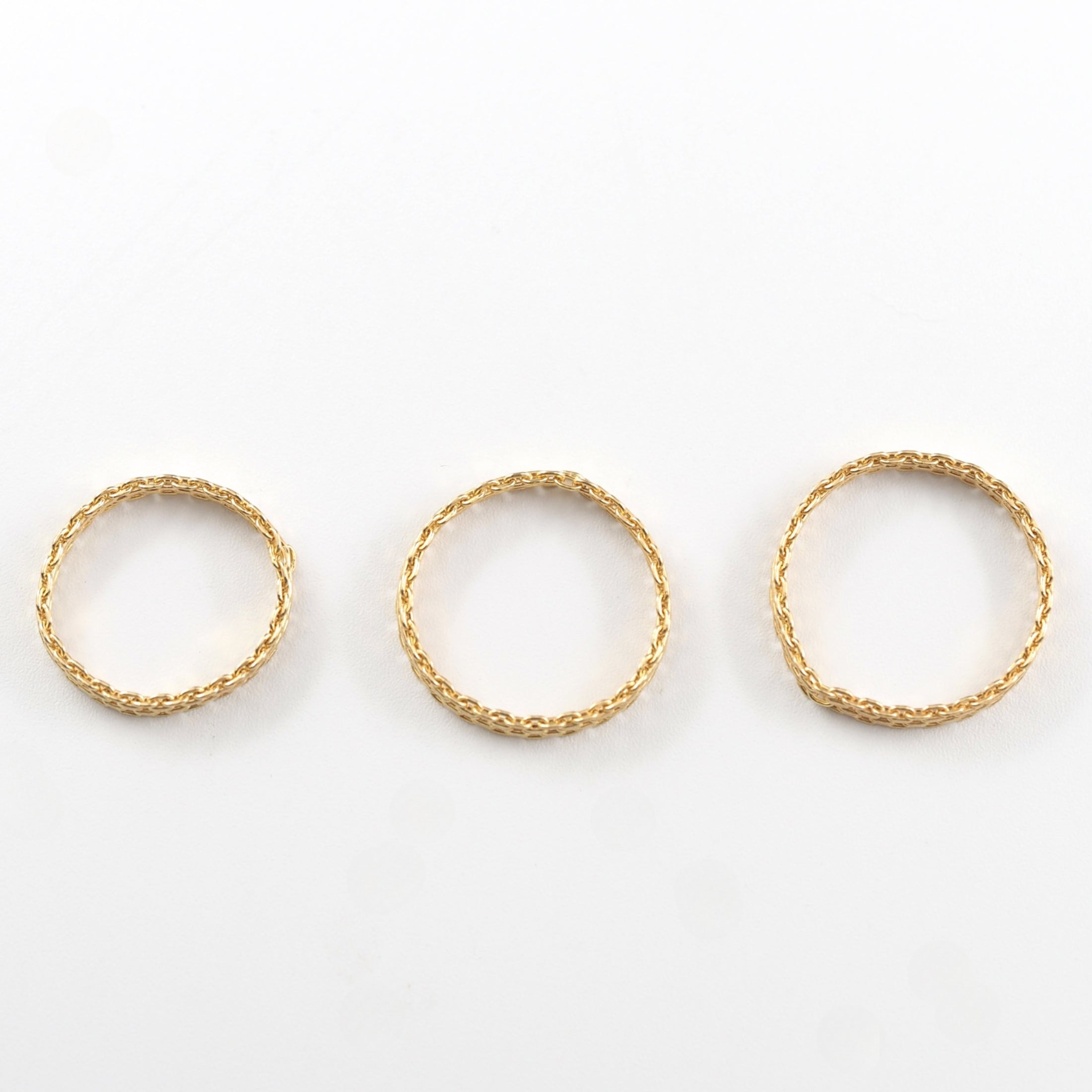 単品使いにも重ねづけにも馴染む、軽やかな着け心地と高級感を兼ね備えたMITUREのK18地金チェーンリング。