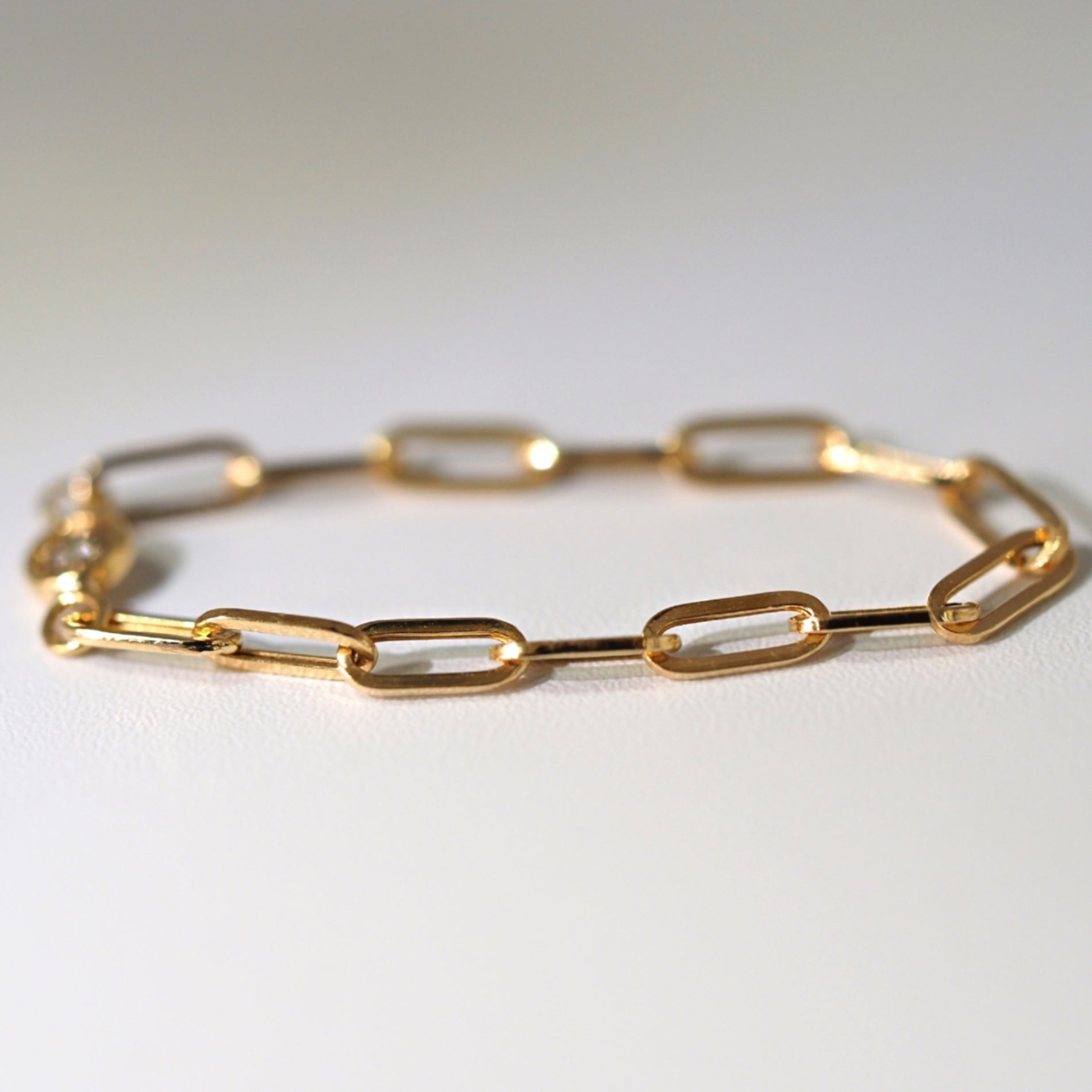 指に自然に沿い、一本でも重ね着けでも美しく馴染むMITUREのダイヤモンドリング。山梨県甲府市で製作。