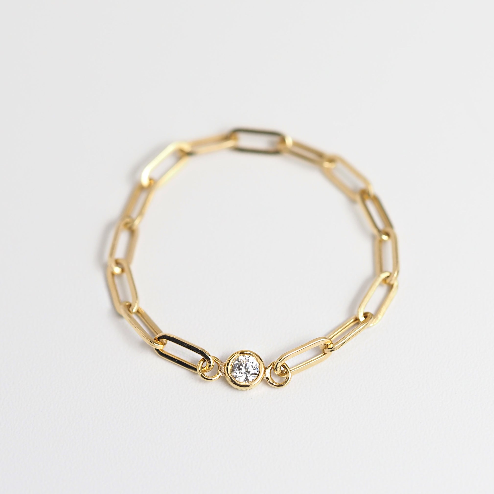 ボリューム感のあるしっかりとしたチェーンに、一粒のダイヤモンドを枠巻きで留めたMITURE（ミチュール）のミニマルなチェーンリング。