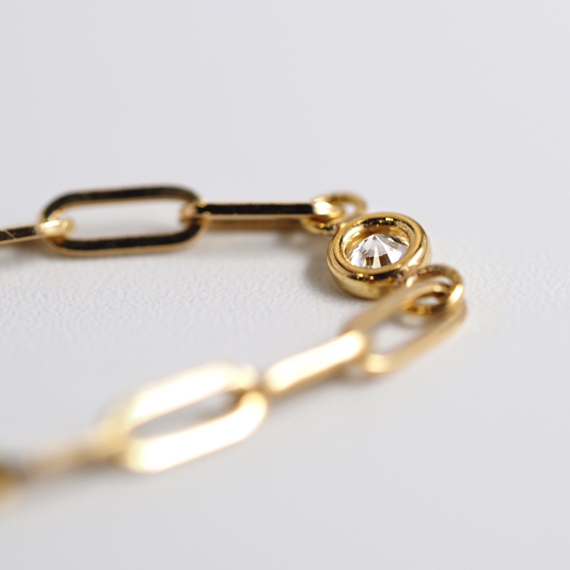 静かな存在感と洗練された佇まいが魅力のMITUREのチェーンリング。日常の装いにさりげなく寄り添います。