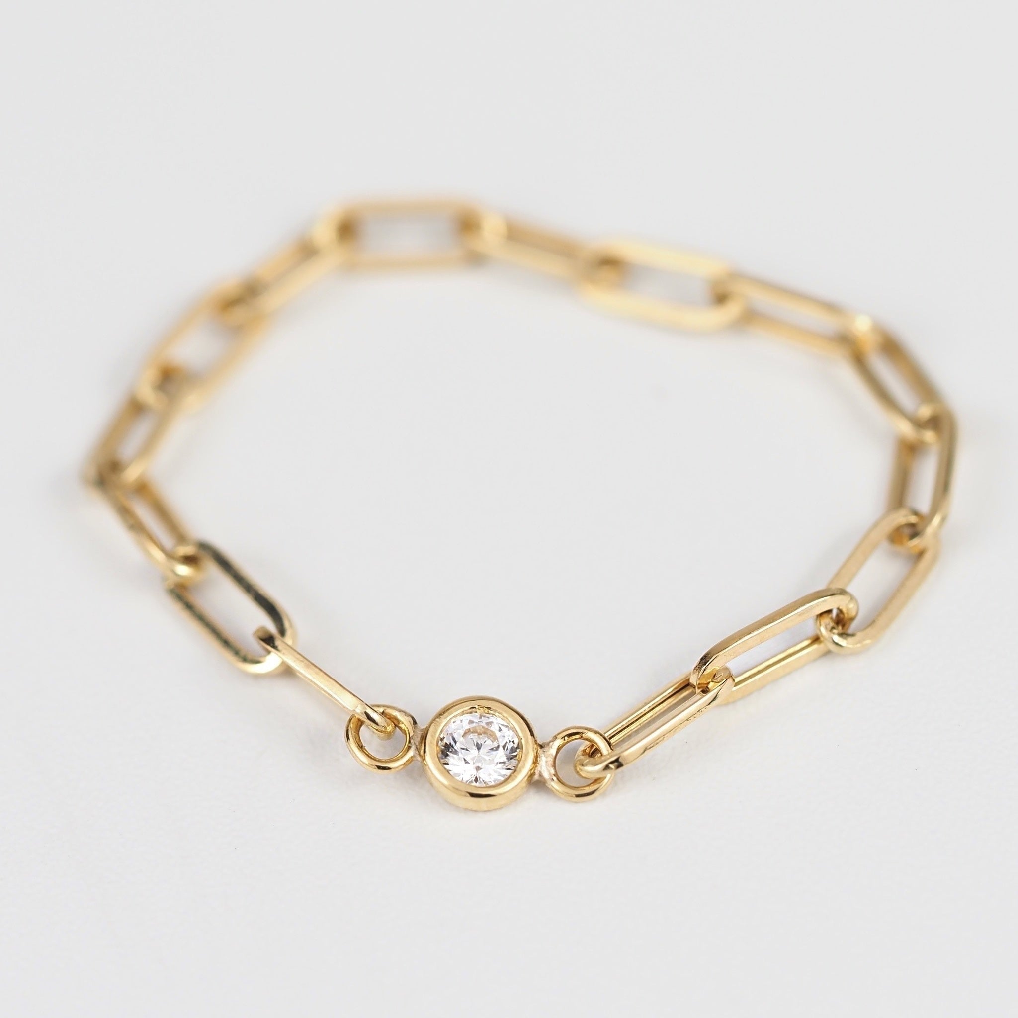 石枠のみで包み込むシンプルなセッティングにより、控えめなきらめきを楽しめるMITUREのダイヤモンドリング。