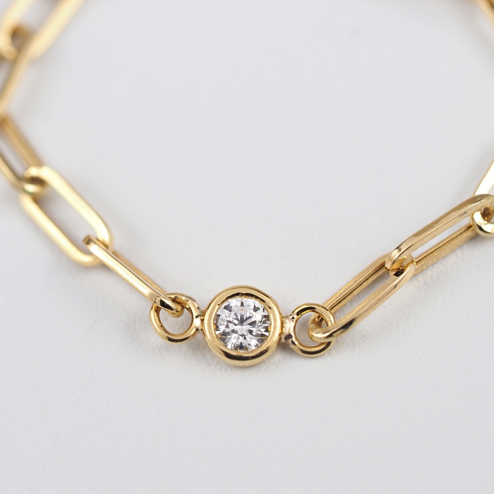 光を受けてやさしく輝き、肌に溶け込むようなスキンジュエリー感覚で身に着けられるMITUREのチェーンリング。