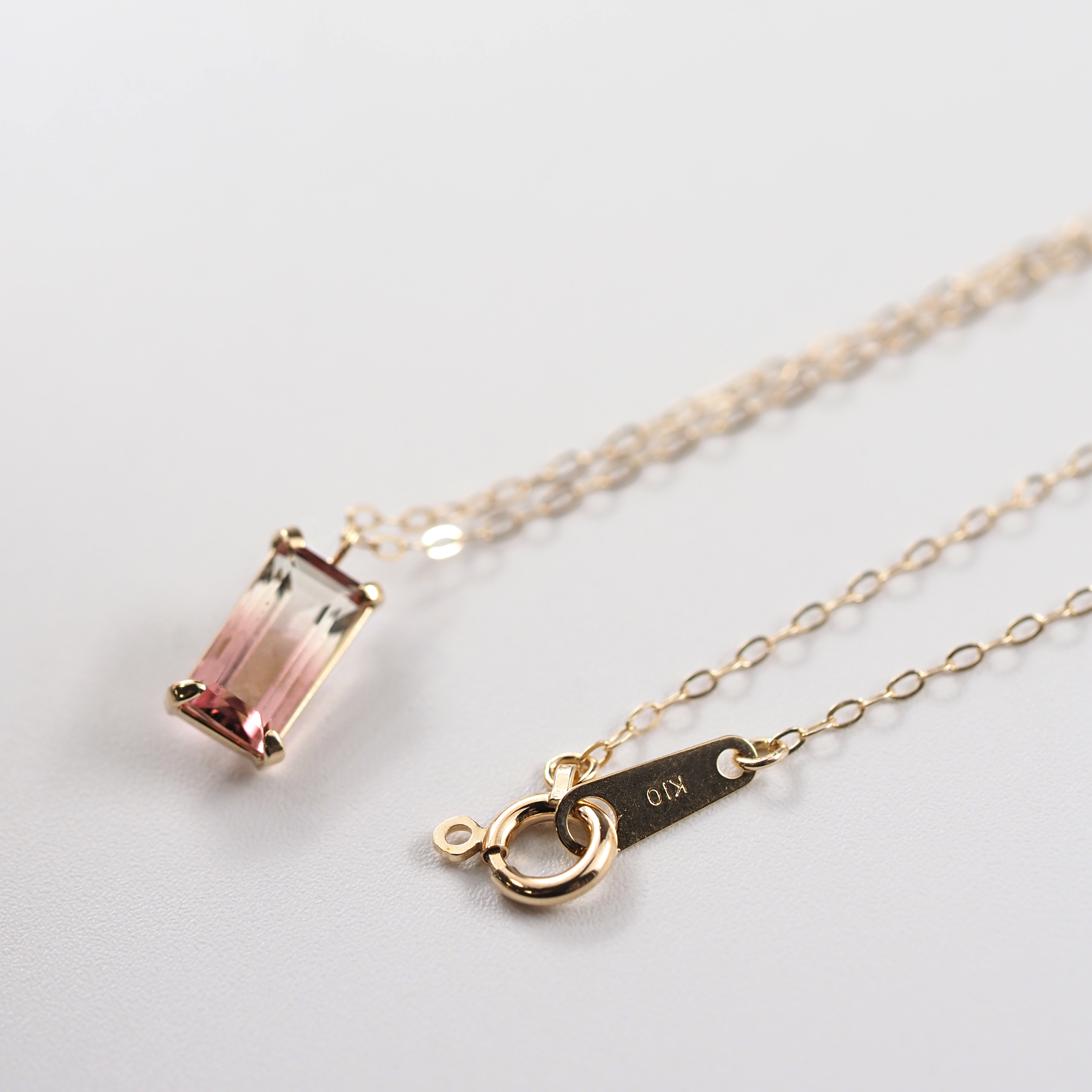 甘さを抑えたミニマルな佇まいで、奥行きのあるブルーとピンクのグラデーションを楽しめるMITUREのジュエリー。