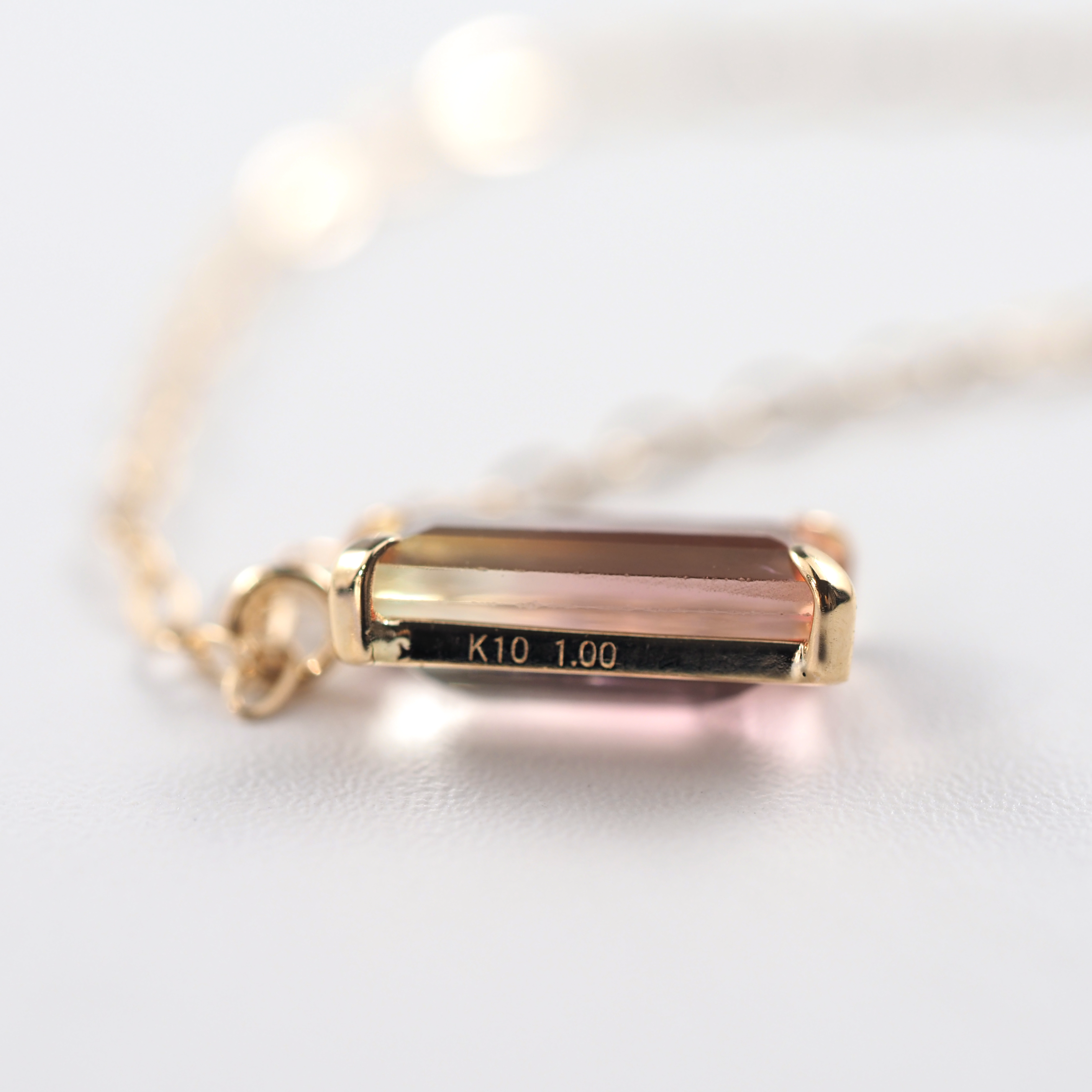 静かな色彩と透明感が胸元に品よく映える、MITUREのグラデーションネックレス。山梨県甲府市で丁寧に仕上げています。