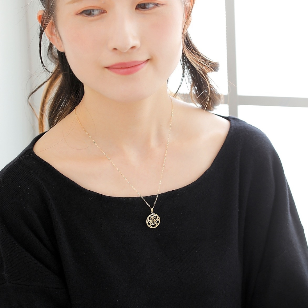 MITURE コインネックレス 着用例｜大きめの薔薇モチーフが華やかに揺れ、シンプルな装いに自然なアクセントを