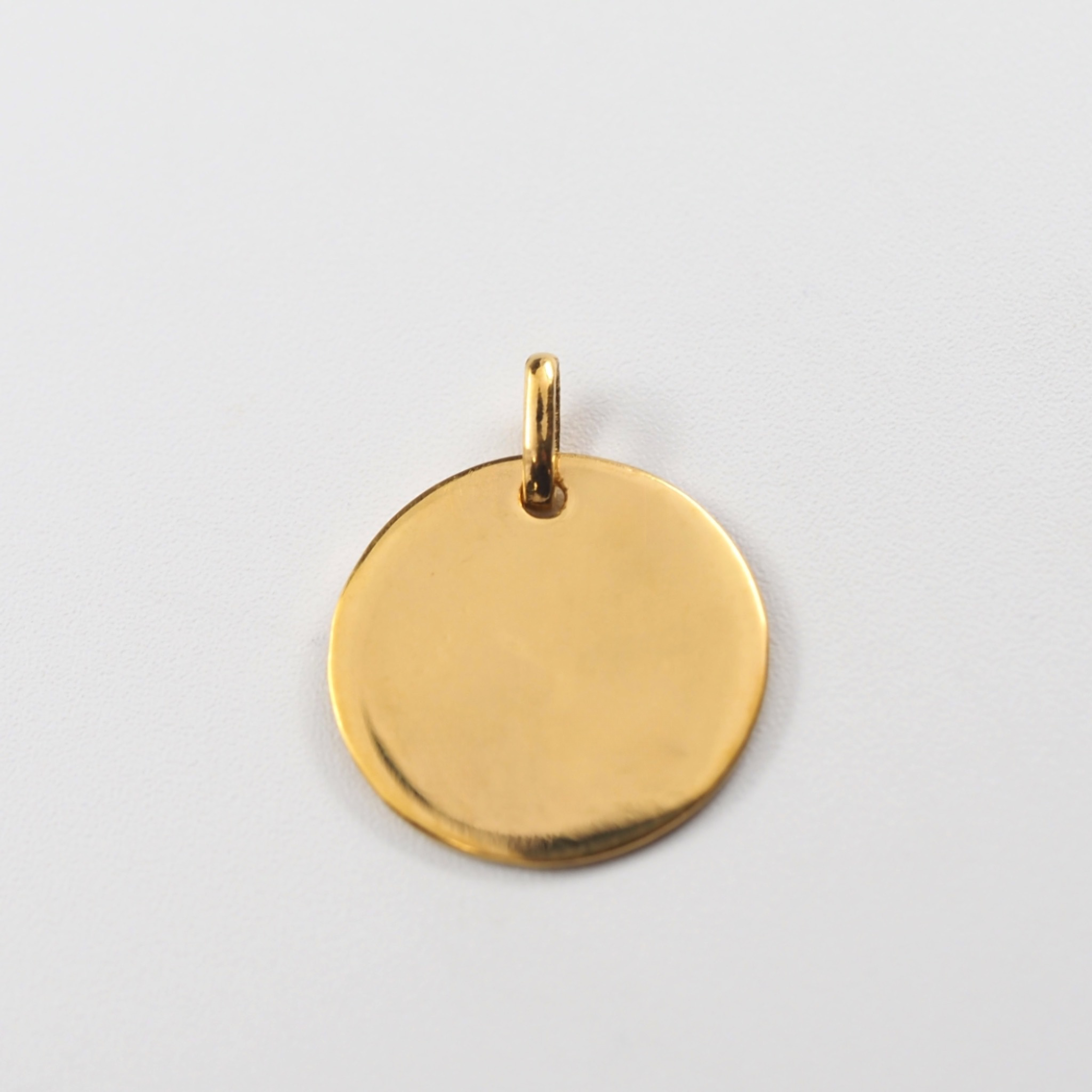 K24の深い輝きを生かした、MITURE（ミチュール）の17cm純金ブレスレット。ペタルチェーンとスクリューチェーンの組み合わせが上品に映えます。