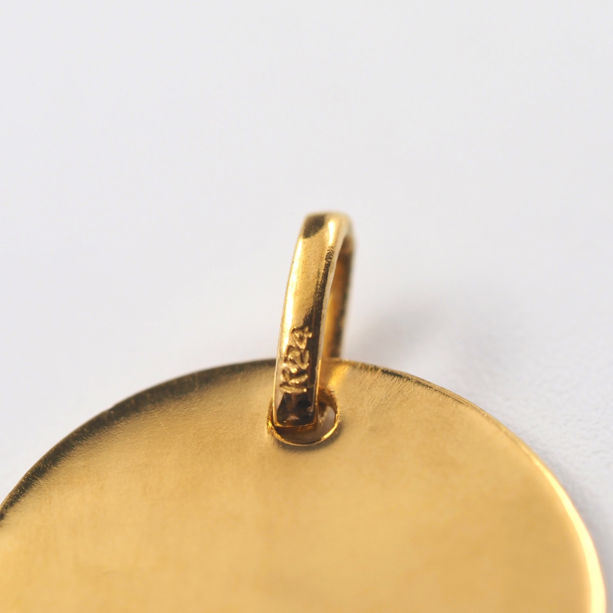 ひとつ身につけるだけで洗練された印象を与える、MITUREのK24純金17cmブレスレット。上質な素材感が魅力。