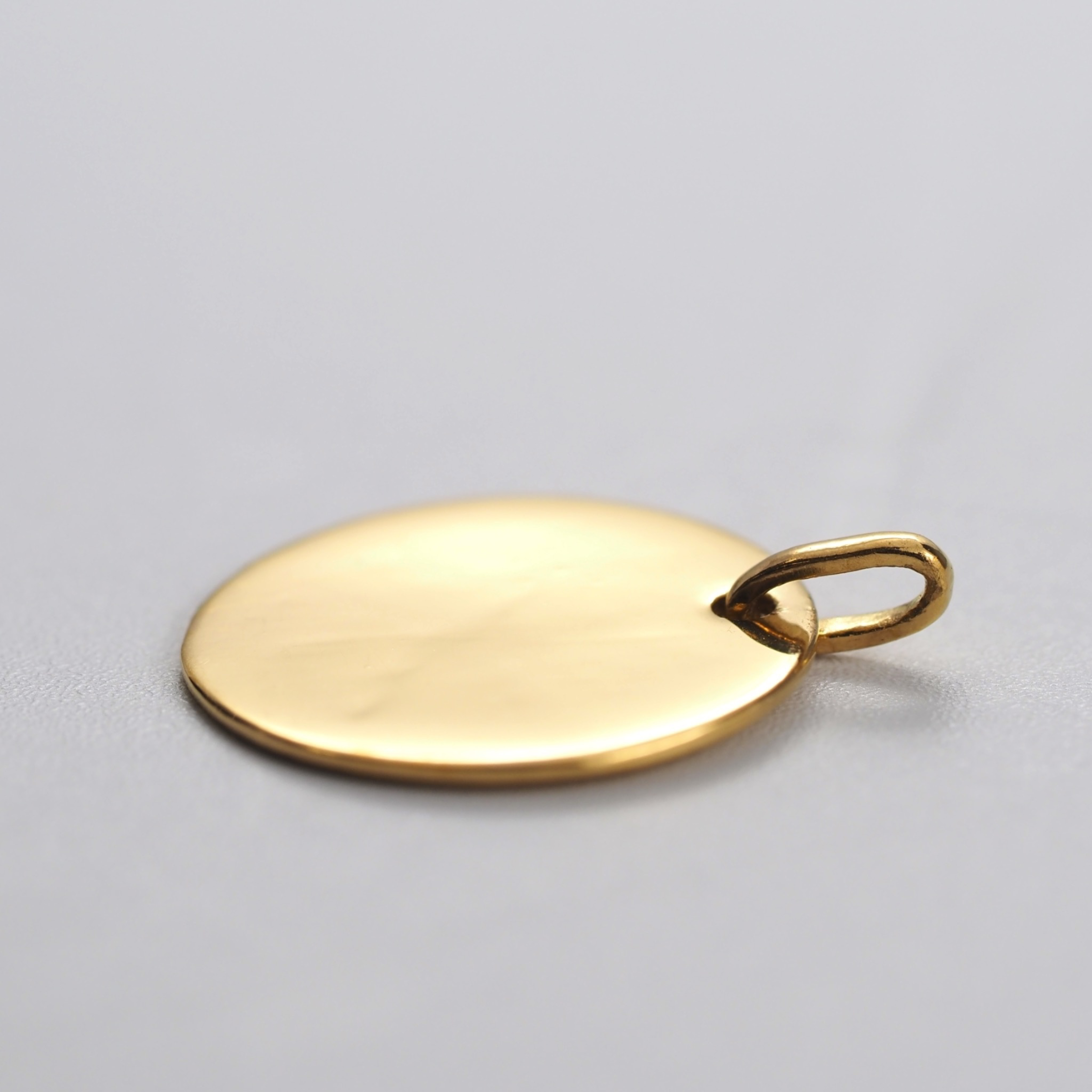 光を受けて細やかに揺れるチェーンが、角度ごとに豊かな表情を見せるMITUREの純金デザインブレスレット。