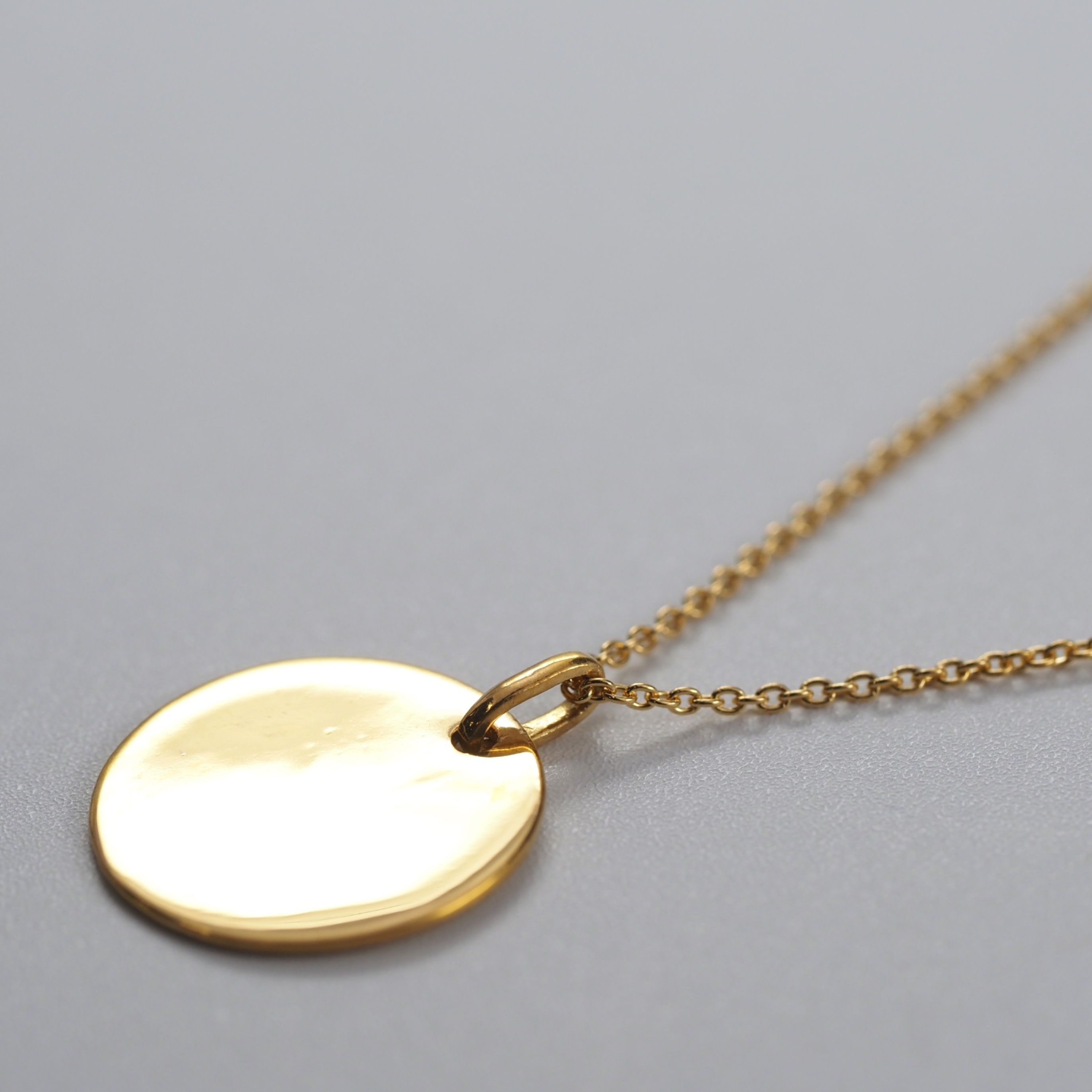 純金ならではの重厚感と存在感が手元に美しく馴染む、MITUREのK24ブレスレット。