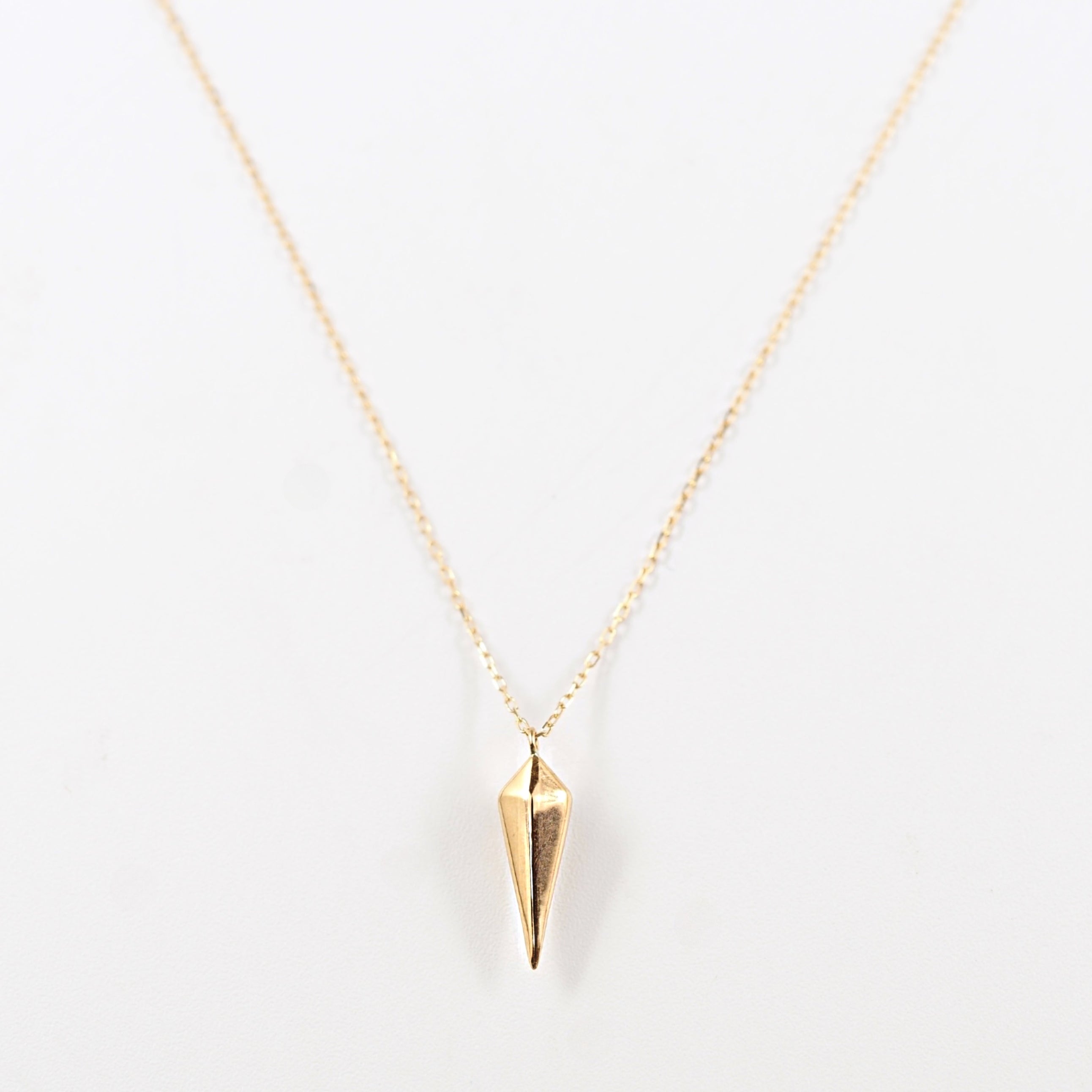 シャープな直線フォルムが印象的な、MITURE（ミチュール）のK18地金ペンダントネックレス。シンプルな美しさが際立つデザイン。 