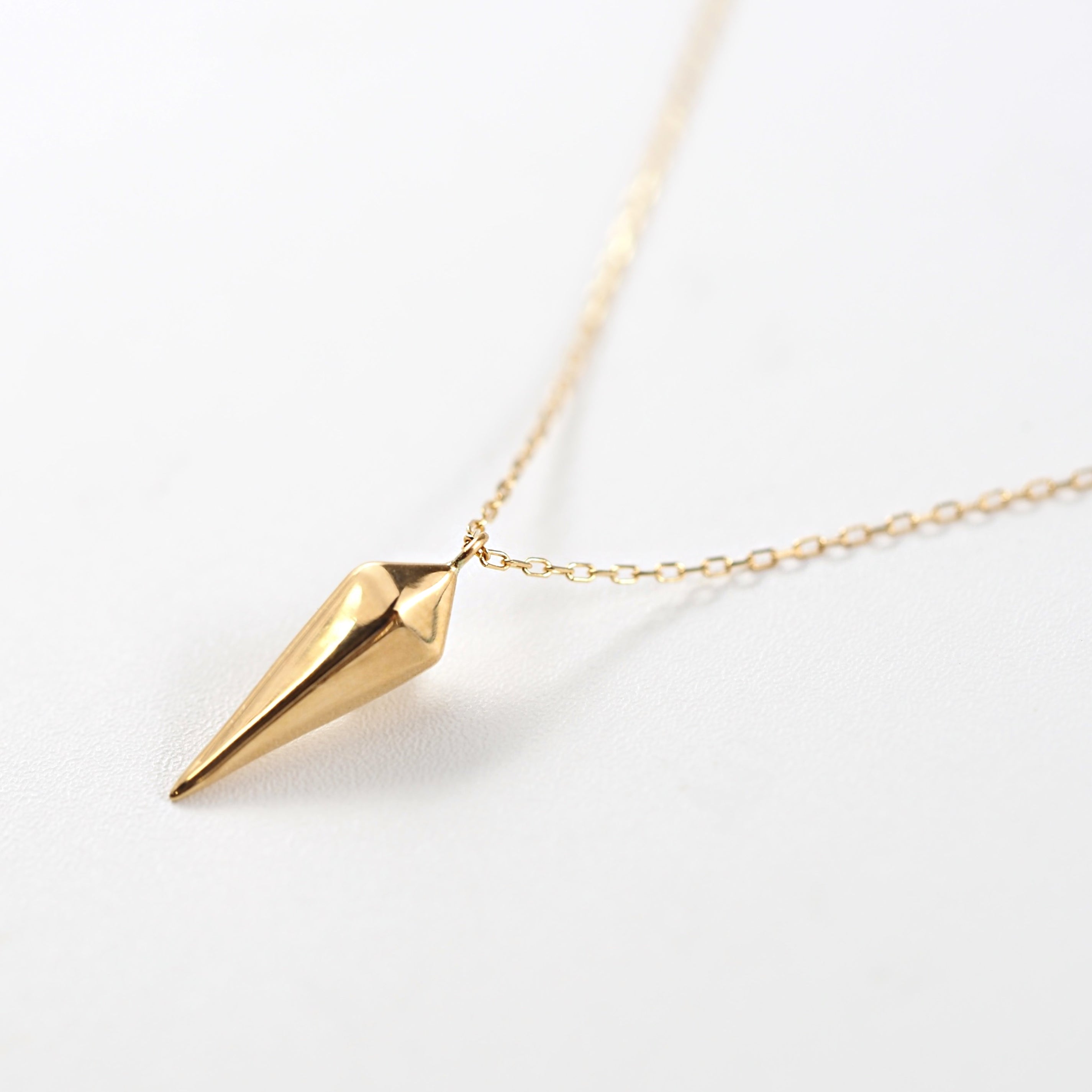 直線的なトップが装いをすっきりと引き締める、MITUREのK18ゴールドネックレス。洗練されたミニマルな佇まい。  