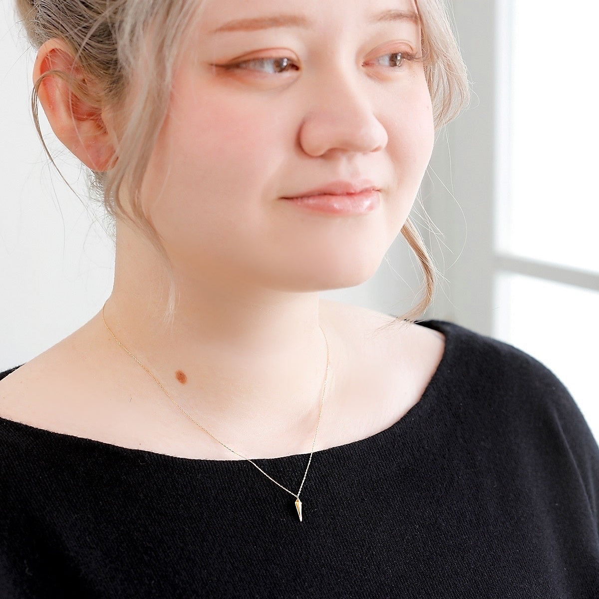 シャープな直線フォルムが首元をすっきりと引き締める、MITURE（ミチュール）のK18地金ネックレス着用イメージ。洗練されたミニマルな印象。