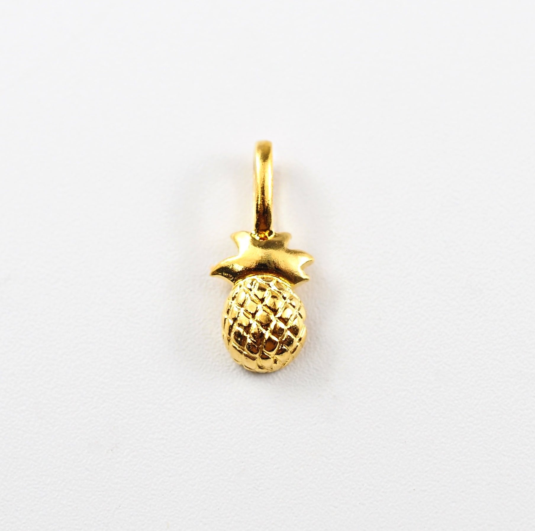 ほぼ100％に近い純金含有率を誇り、変色しにくく永く美しい輝きを楽しめるMITUREのK24パイナップルペンダント。