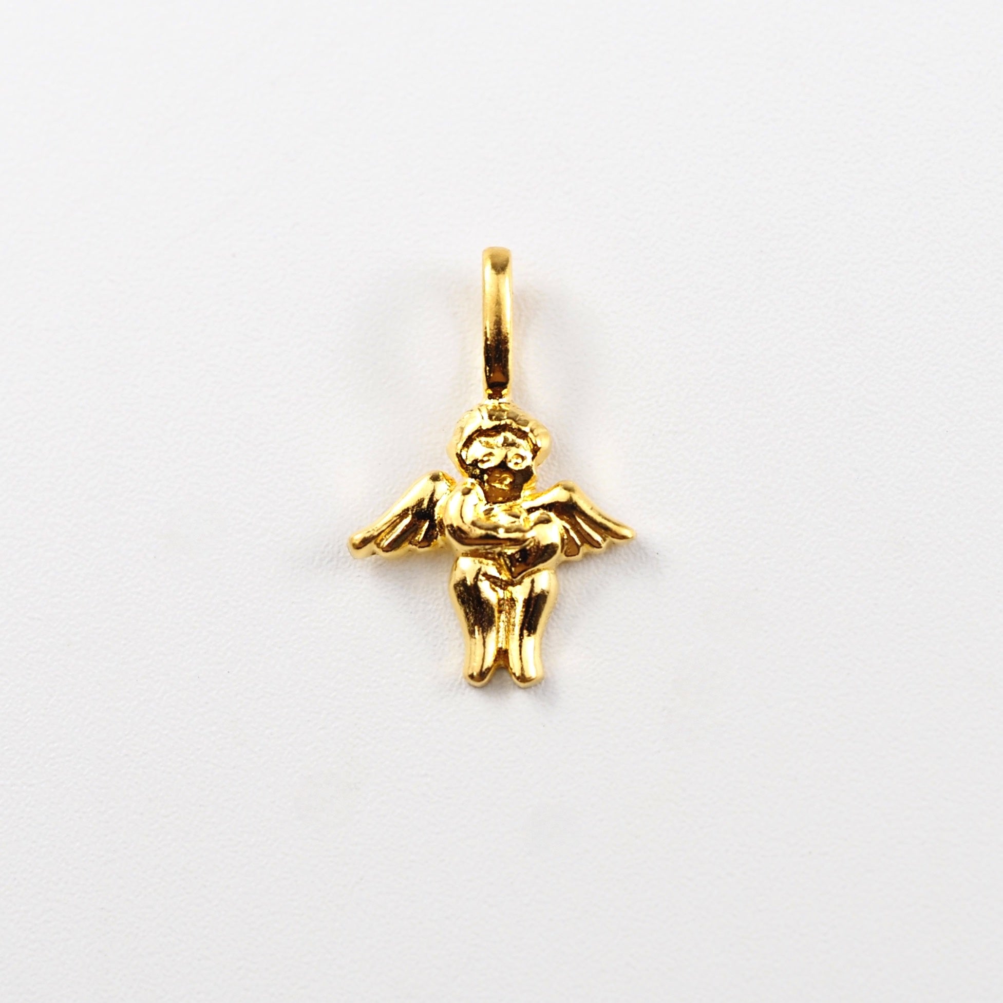 やさしく見守る天使モチーフが印象的な、MITURE（ミチュール）のK24ペンダント。羽のラインが軽やかに映えます。 