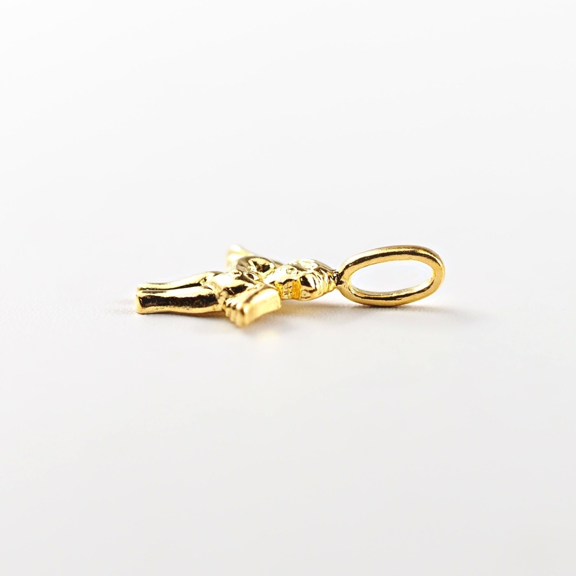 純金ならではの深みのある輝きが、静かな存在感を放つMITUREの天使モチーフペンダント。上品でやわらかな印象。