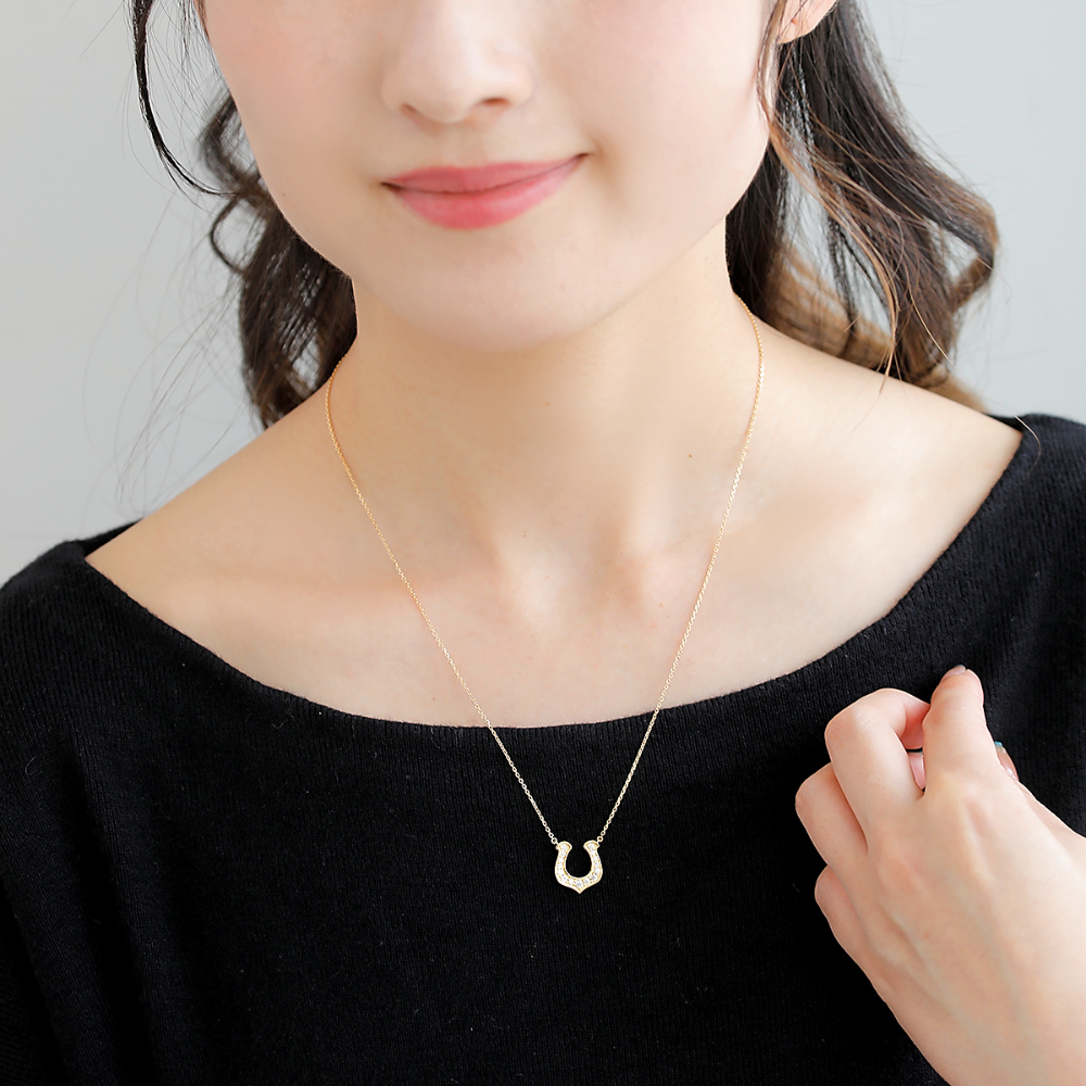 K18 ホースシュー ネックレス モデル着用｜胸元にそっと幸運を宿すMITURE（ミチュール）の上品なジュエリー