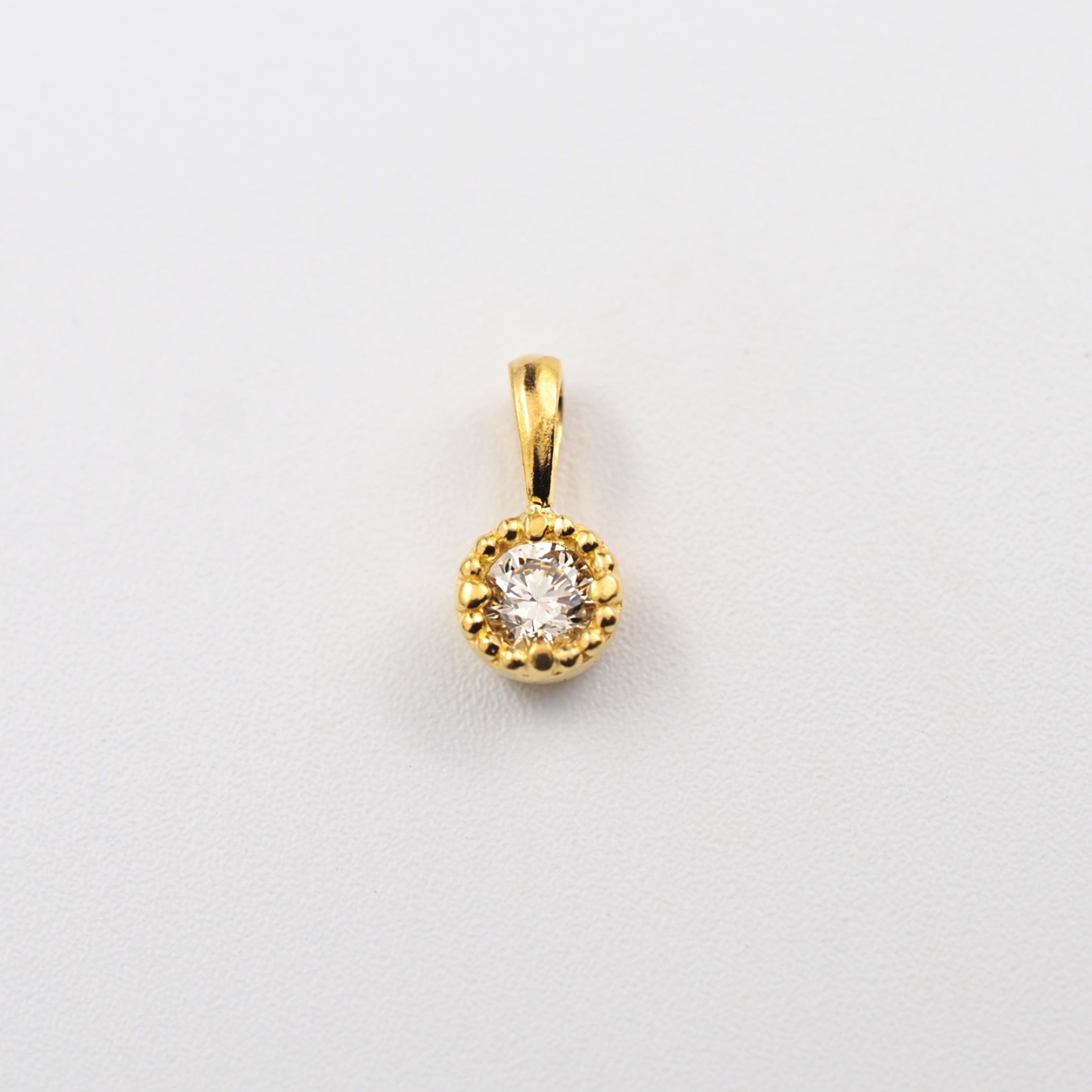 ほぼ100％の純金含有率を誇り、変色しにくく永く美しい輝きを楽しめるMITUREのダイヤモンドペンダント。