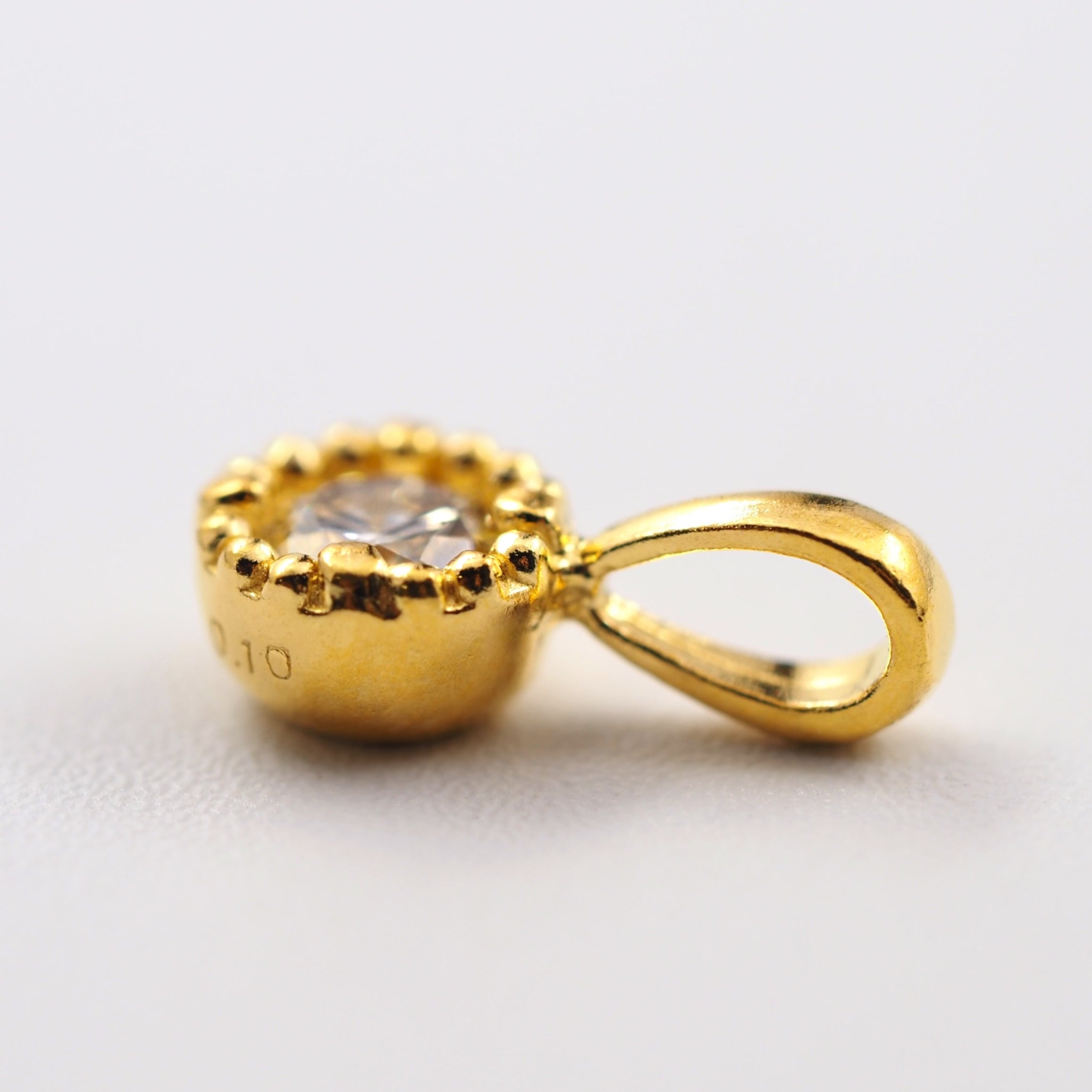 チェーンを選ばず合わせやすく、ペンダントトップそのものの存在感が際立つMITUREのK24ダイヤモンドジュエリー。