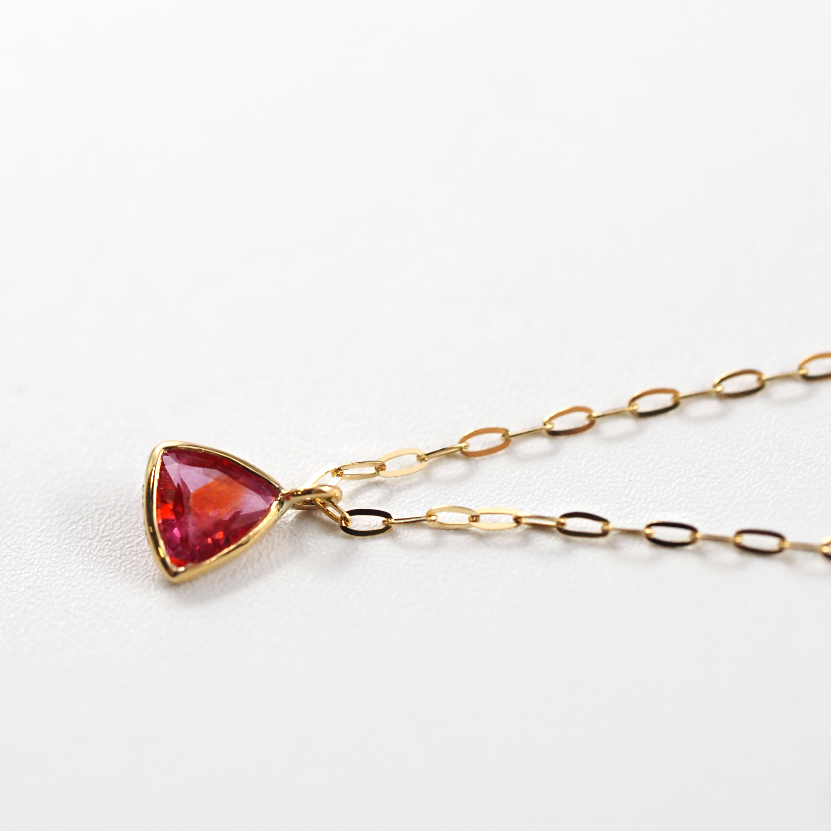 首元に程よく収まる43cmチェーンで、日常の装いに自然になじむMITUREのサファイヤネックレス。