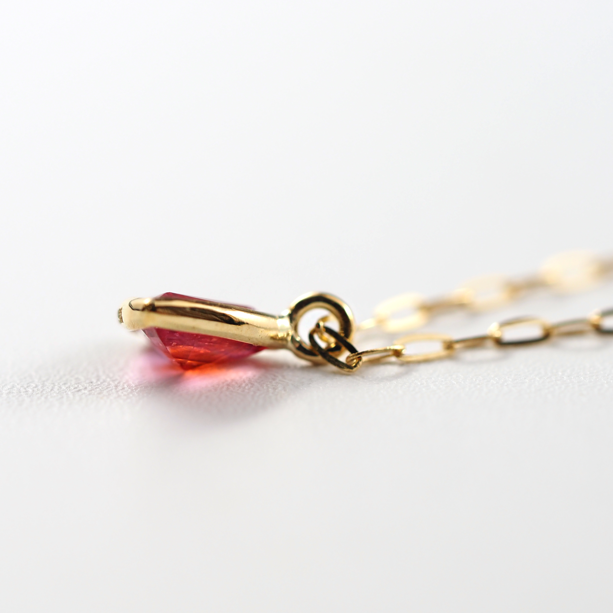 複数の色を内包したサファイヤが、さりげない個性と奥行きを添えるMITUREのジュエリー。山梨県甲府市で製作。