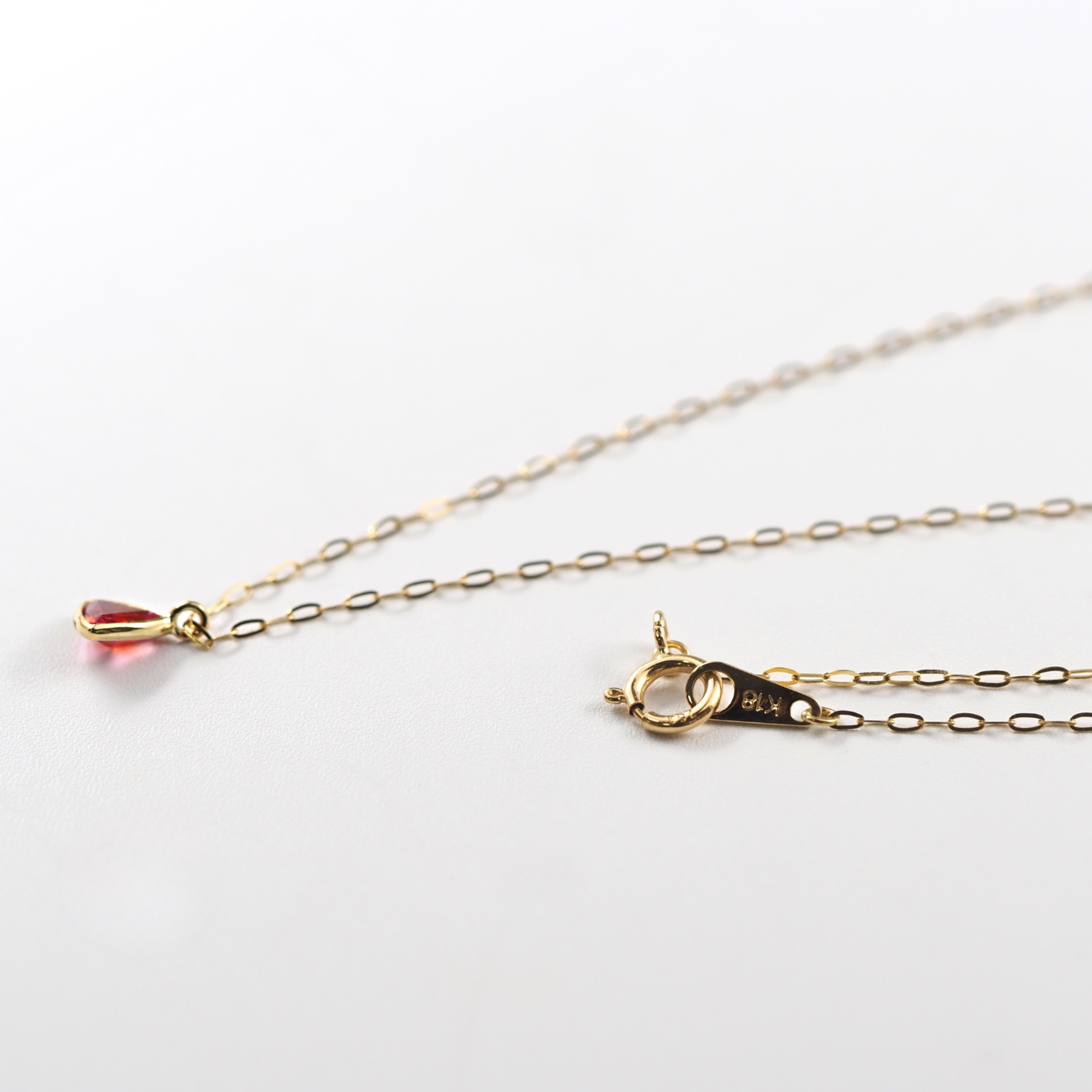 同じ表情のものがひとつとしてない、一石との出会いを楽しめるMITUREのパーティーカラーサファイヤネックレス。穏やかな輝きが印象的。