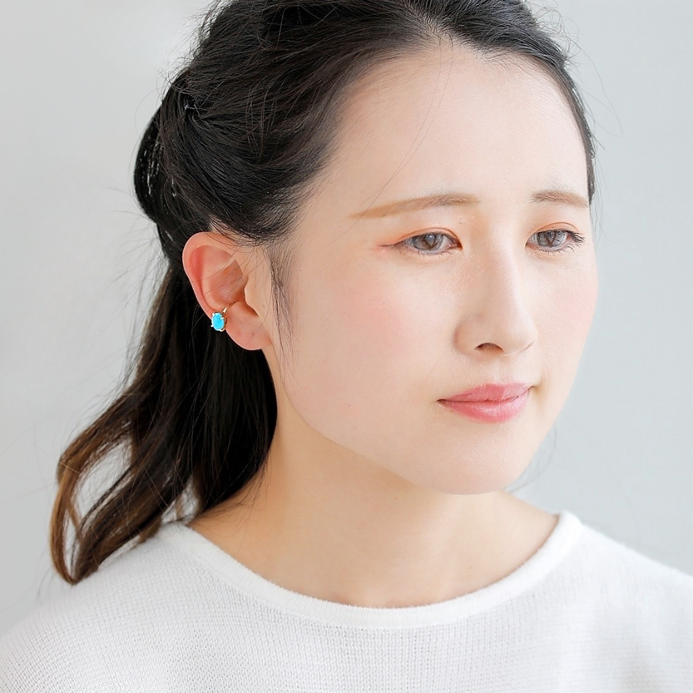 山梨県甲府市で製作された MITURE イヤーカフ モデル着用｜色鮮やかで軽やかな印象を耳元に演出