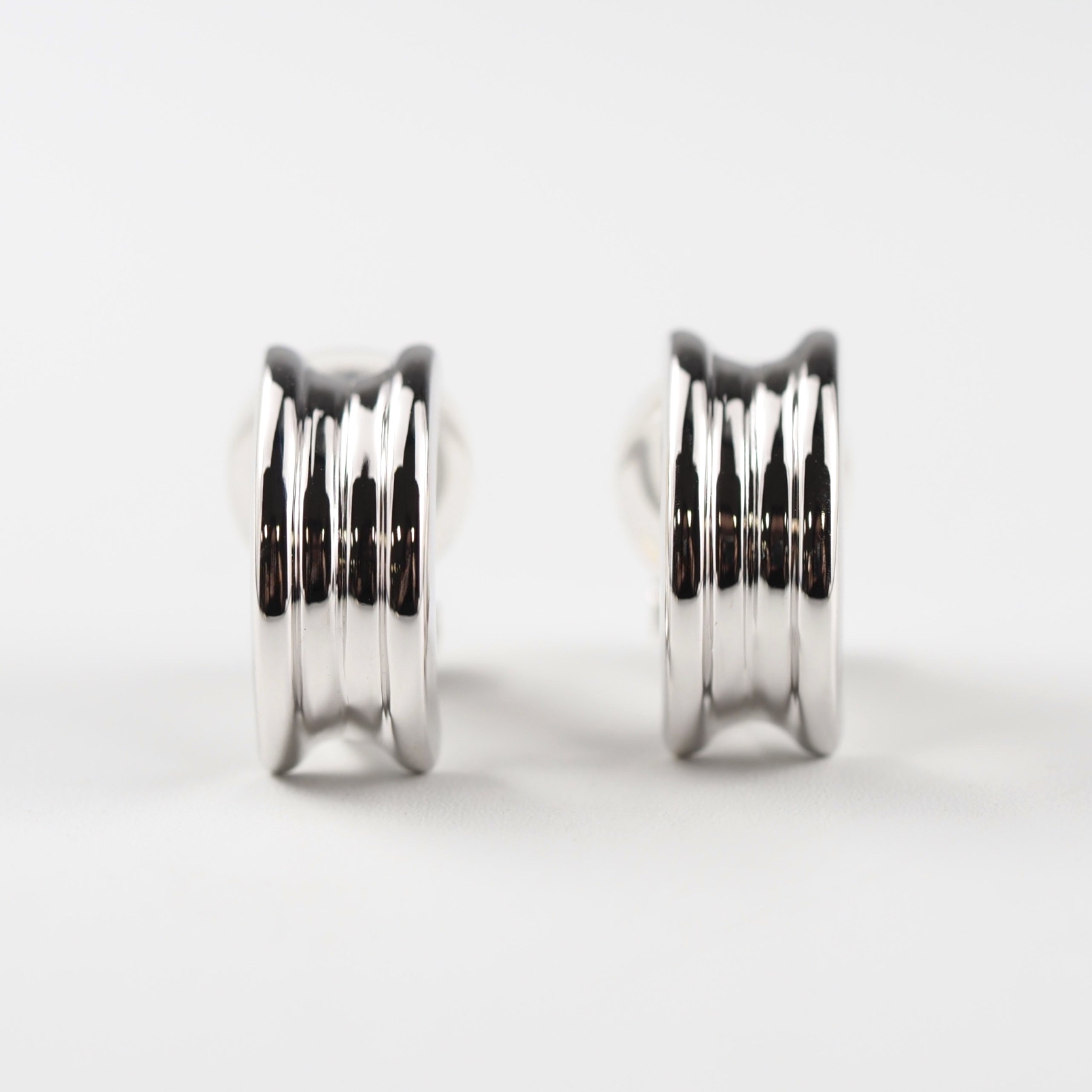 幅広のデザインが印象的な、MITURE（ミチュール）のプラチナ地金クリップイヤリング。シャープなラインが顔まわりをすっきりと引き締めます。