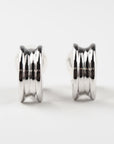 幅広のデザインが印象的な、MITURE（ミチュール）のプラチナ地金クリップイヤリング。シャープなラインが顔まわりをすっきりと引き締めます。