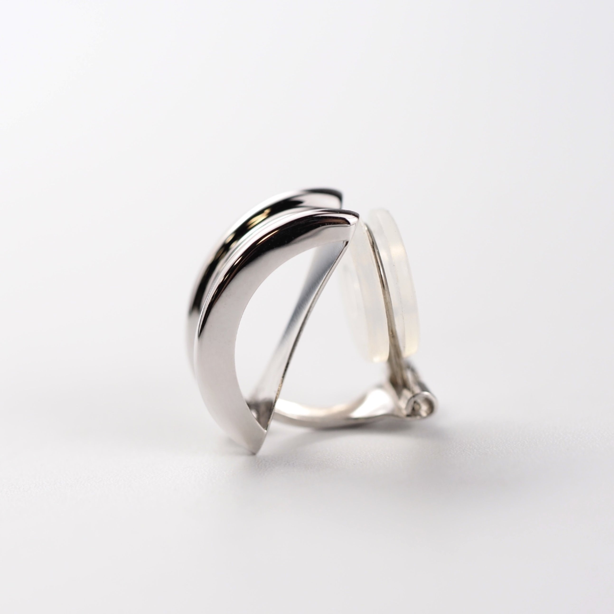 立体感のあるフォルムと、プラチナならではの澄んだ白い輝きが重なるMITUREの地金イヤリング。控えめながら確かな存在感。