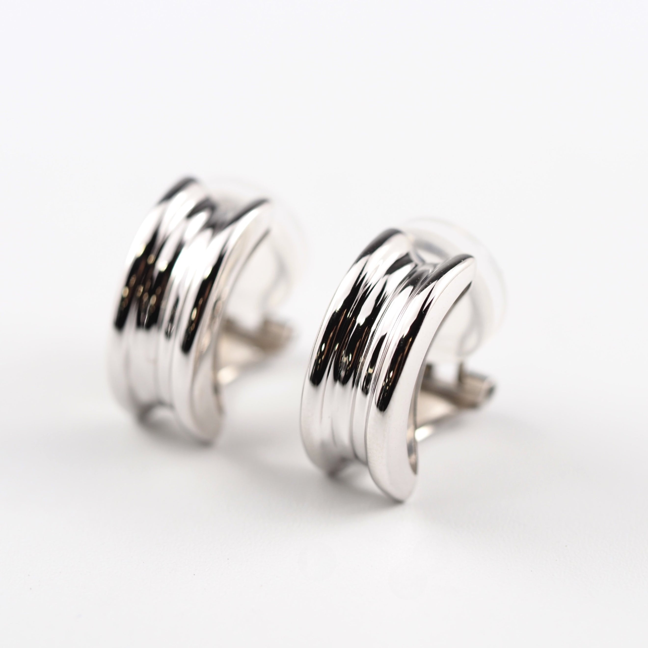 シンプルで洗練された幅広デザインが、耳元にモダンな印象を添えるMITUREのクリップイヤリング。