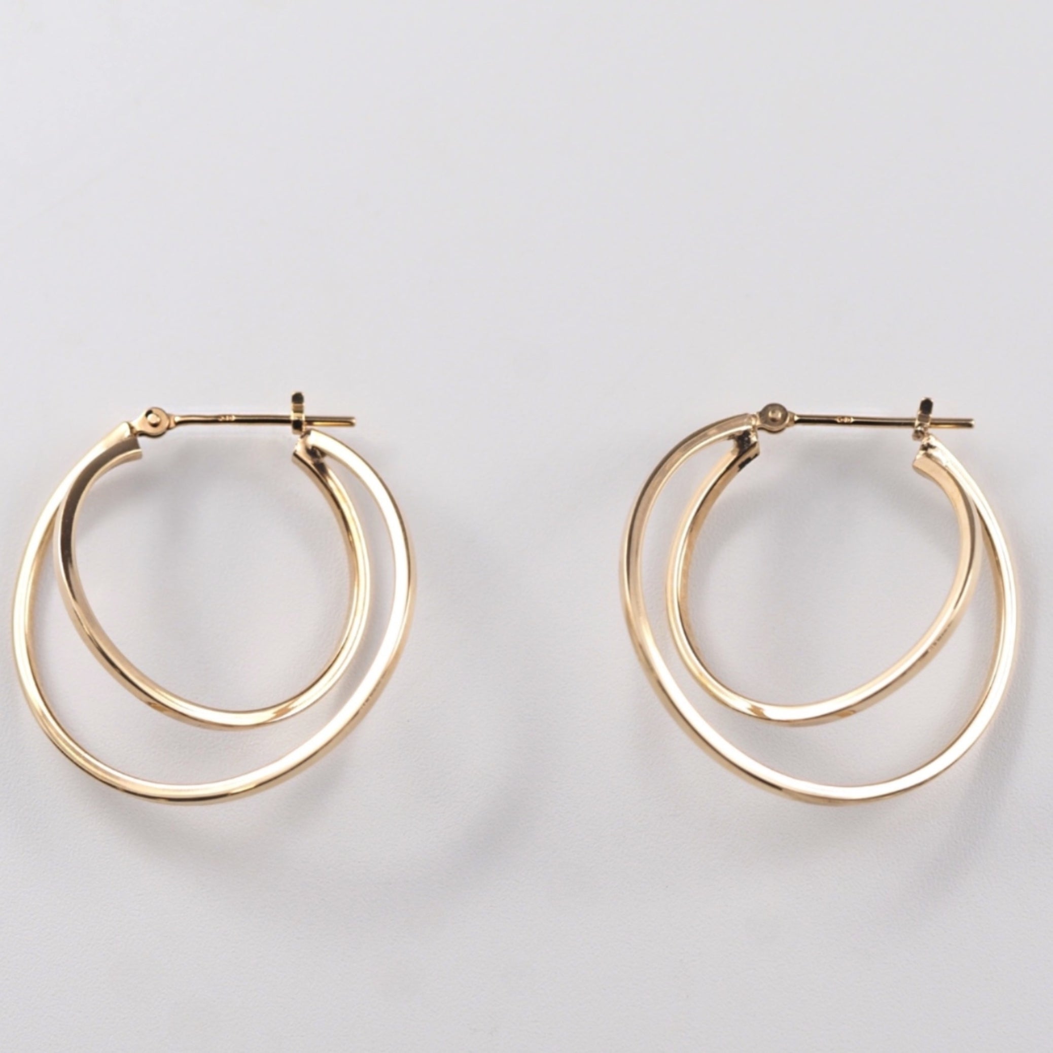 ボリューム感のあるサークルデザインが、横顔にシャープなアクセントを添えるMITUREの地金ピアス。