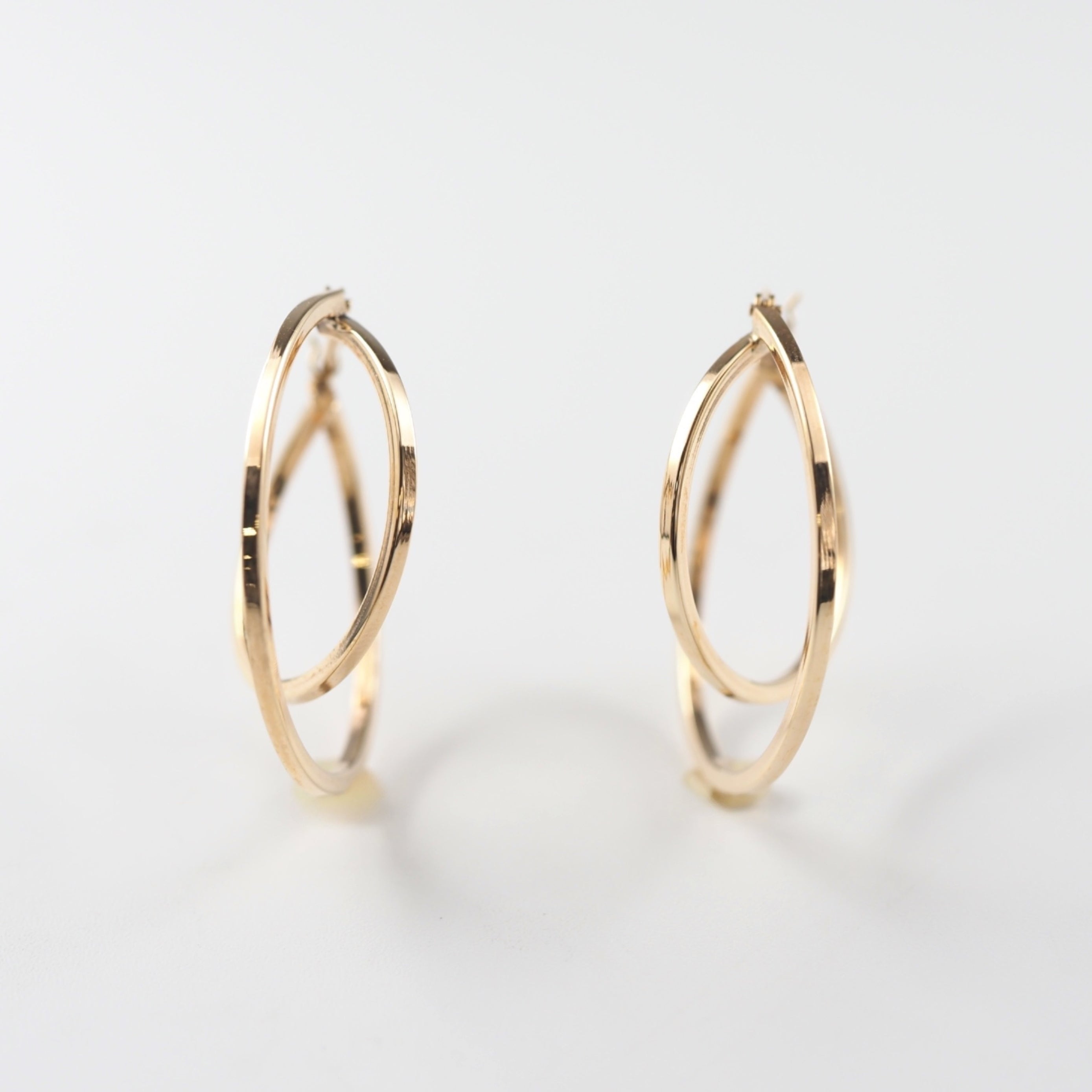 艶やかな地金の輝きが印象的な、MITURE（ミチュール）の大きなサークルピアス。大胆な円形フォルムがモダンな存在感を放ちます。