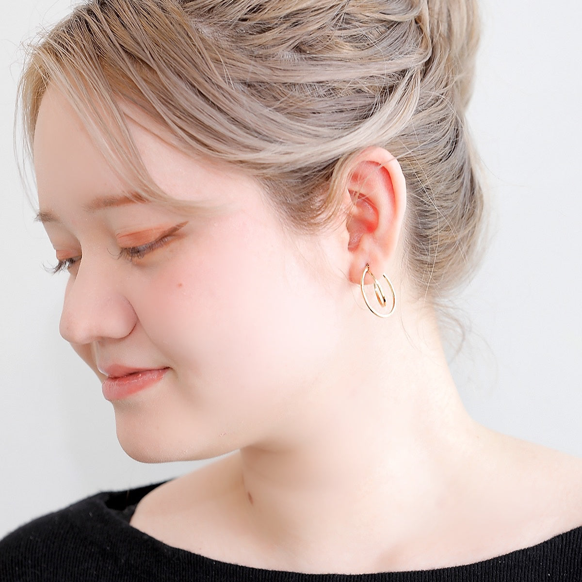 大きな円形フォルムが耳元で印象的に映える、MITURE（ミチュール）のサークルピアス着用イメージ。艶やかな輝きが横顔を引き立てます。