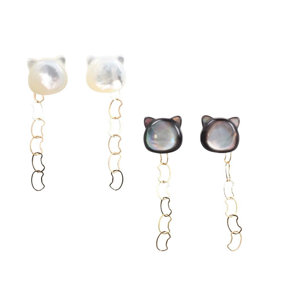艶やかなシェルをあしらった猫モチーフが印象的な、MITURE（ミチュール）のK10ネコピアス。上品な遊び心を感じるデザイン。