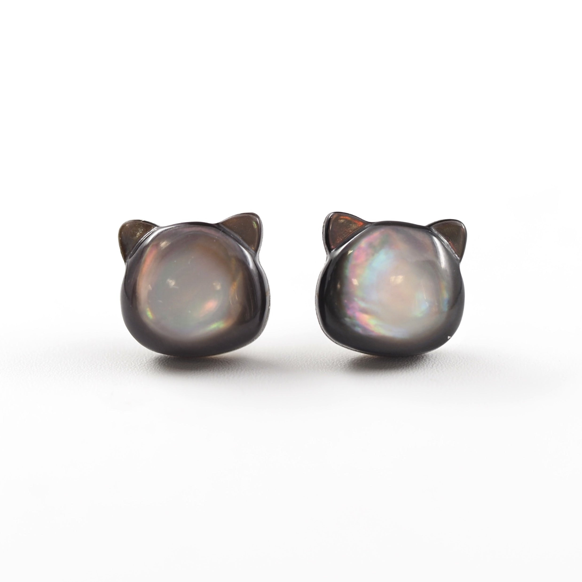 艶やかなシェルとK10ゴールドのやわらかな色味が調和する、山梨県甲府市で製作したMITUREのネコピアス。