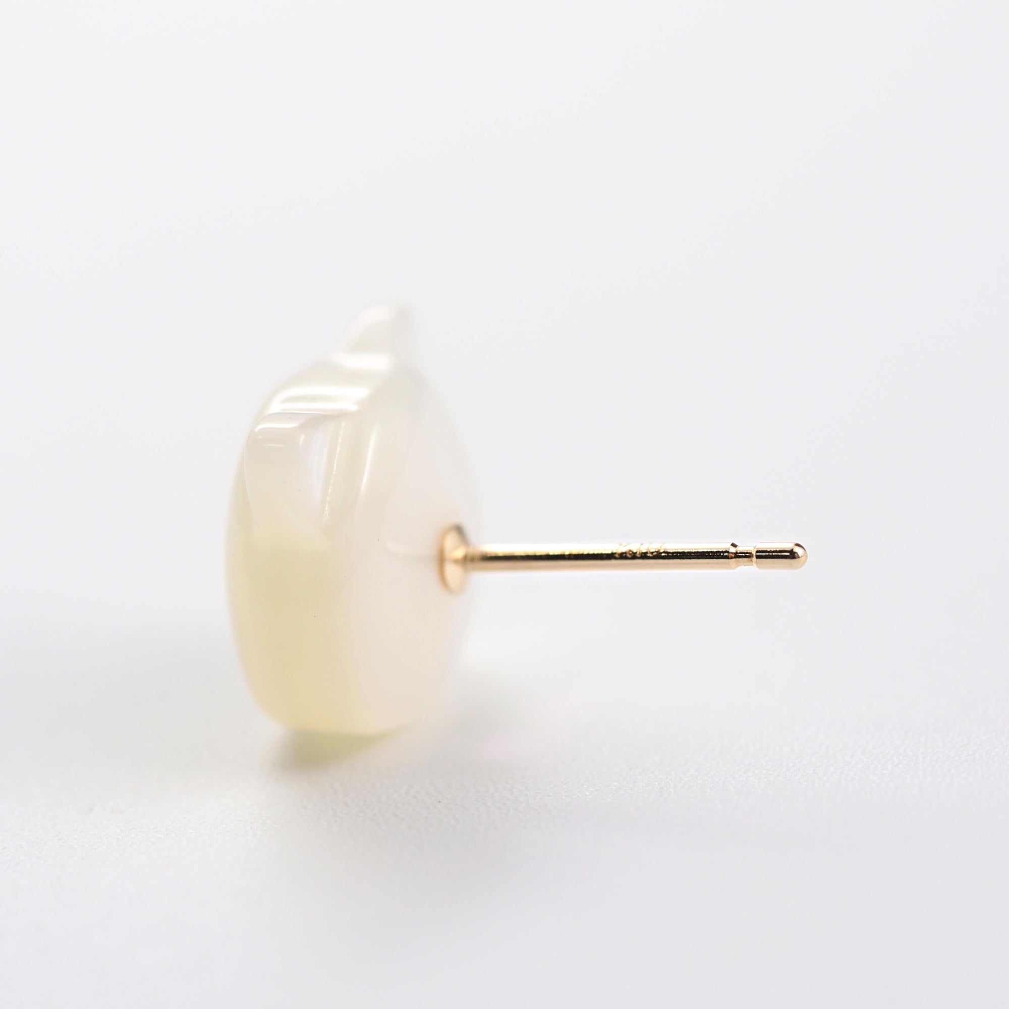 軽やかな着け心地で日常にも馴染む、MITUREのK10シェルネコピアス。  