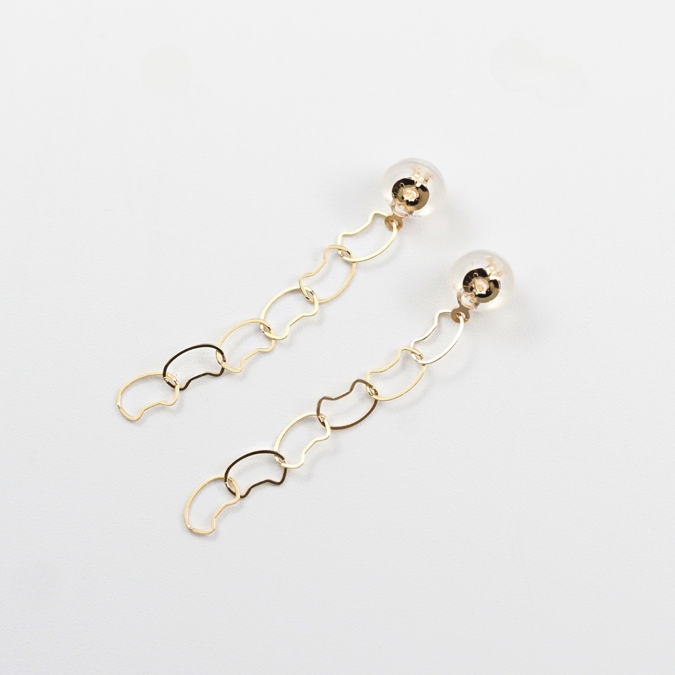 バックキャッチから揺れるネコモチーフが、耳元に軽やかなアクセントを添えるMITUREのシェルピアス。 