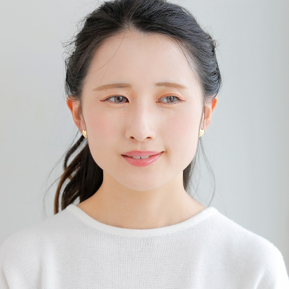山梨県甲府市で製作された MITURE ハートピアス モデル着用｜甘すぎない可愛らしさで大人の女性にぴったり
