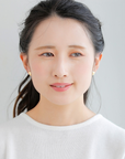 山梨県甲府市で製作された MITURE ハートピアス モデル着用｜甘すぎない可愛らしさで大人の女性にぴったり