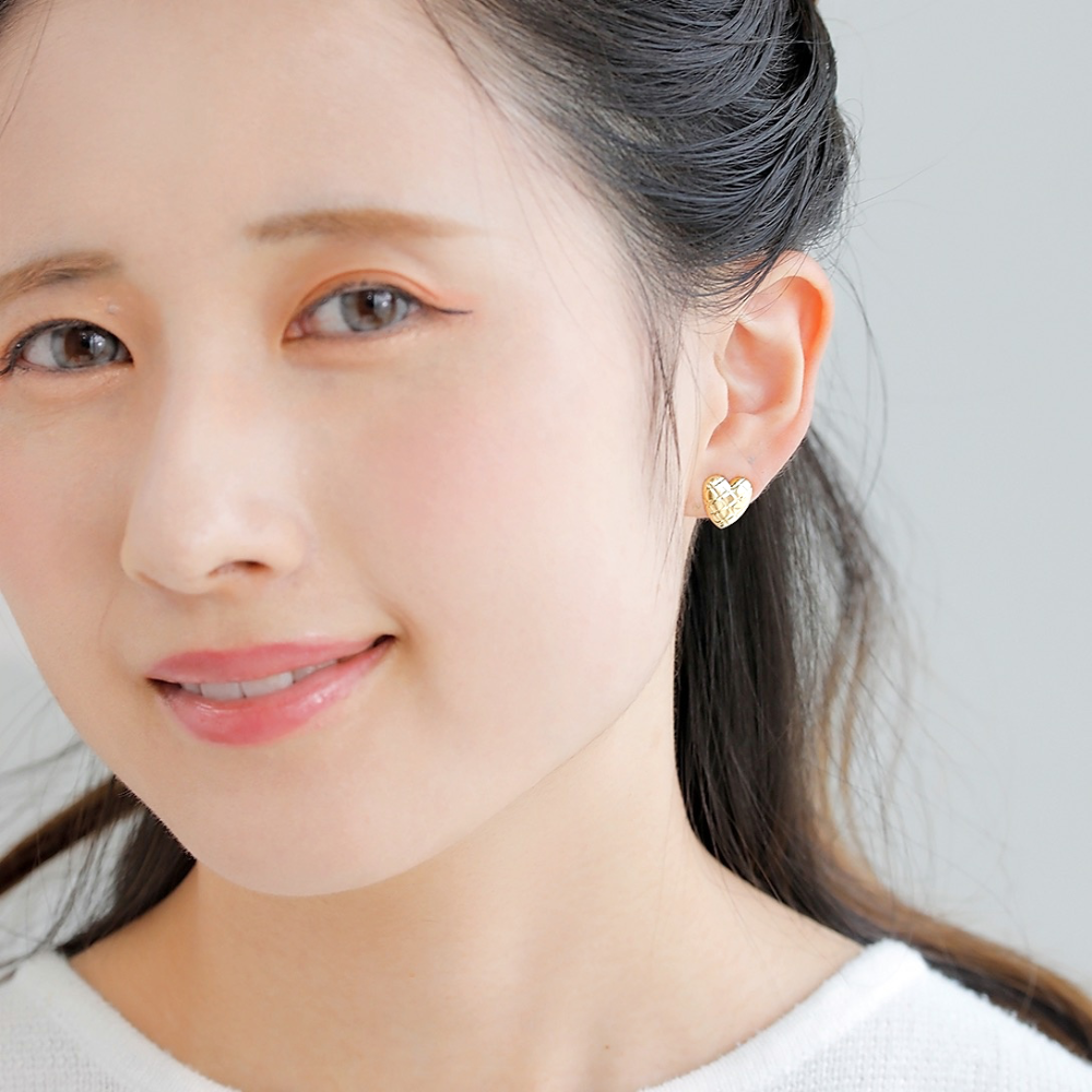 MITURE ハートピアス 着用例｜大人の可愛さを感じさせるK18ピアスが日常の装いに華やかさをプラス