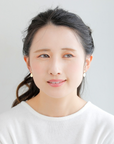 山梨県甲府市で製作された MITURE コイン風ピアス モデル着用｜気品あるフォルムで耳元にクラシックな輝きを