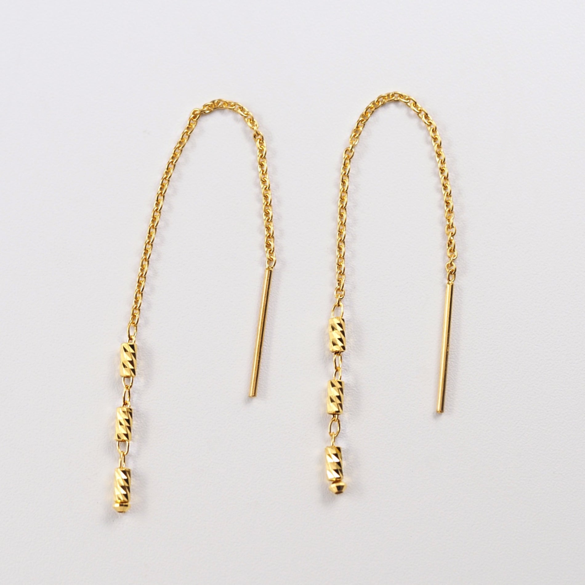 流れるような小豆チェーンにスクエアパーツを添えた、純金ならではの澄んだ輝きが印象的なMITURE（ミチュール）のロングピアス。