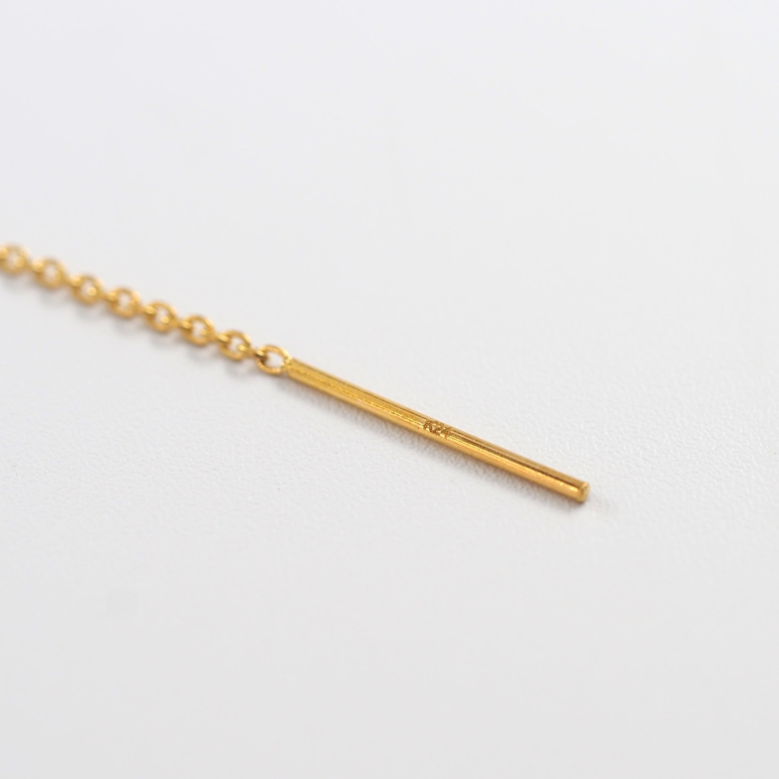 動くたびにやわらかく揺れ、24金の上質な光が耳元を品よく照らすMITUREの純金ロングピアス。