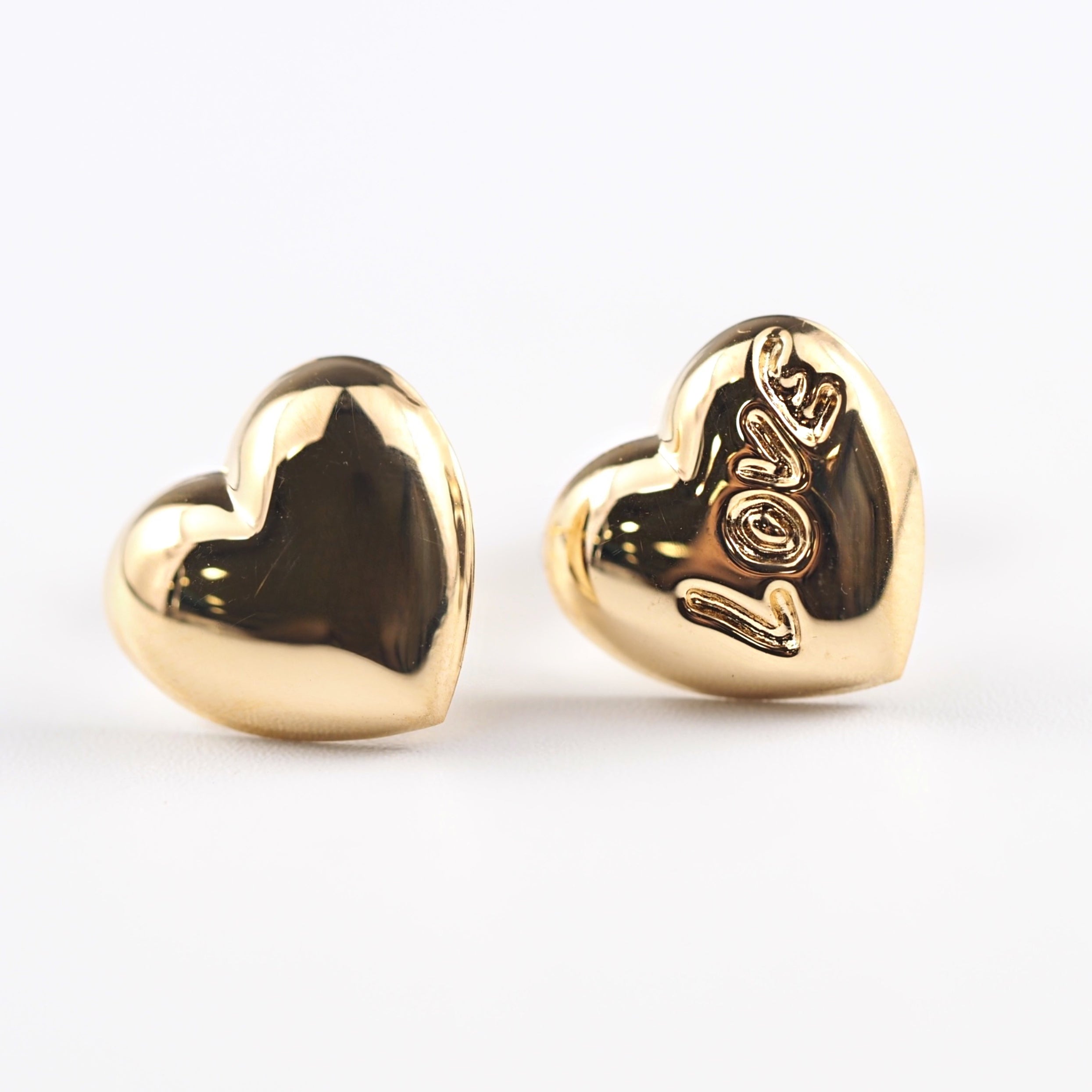 無垢の地金で仕立てたハートとLOVEモチーフを組み合わせた、MITURE（ミチュール）のK18ピアス。左右で異なるデザインが印象的。