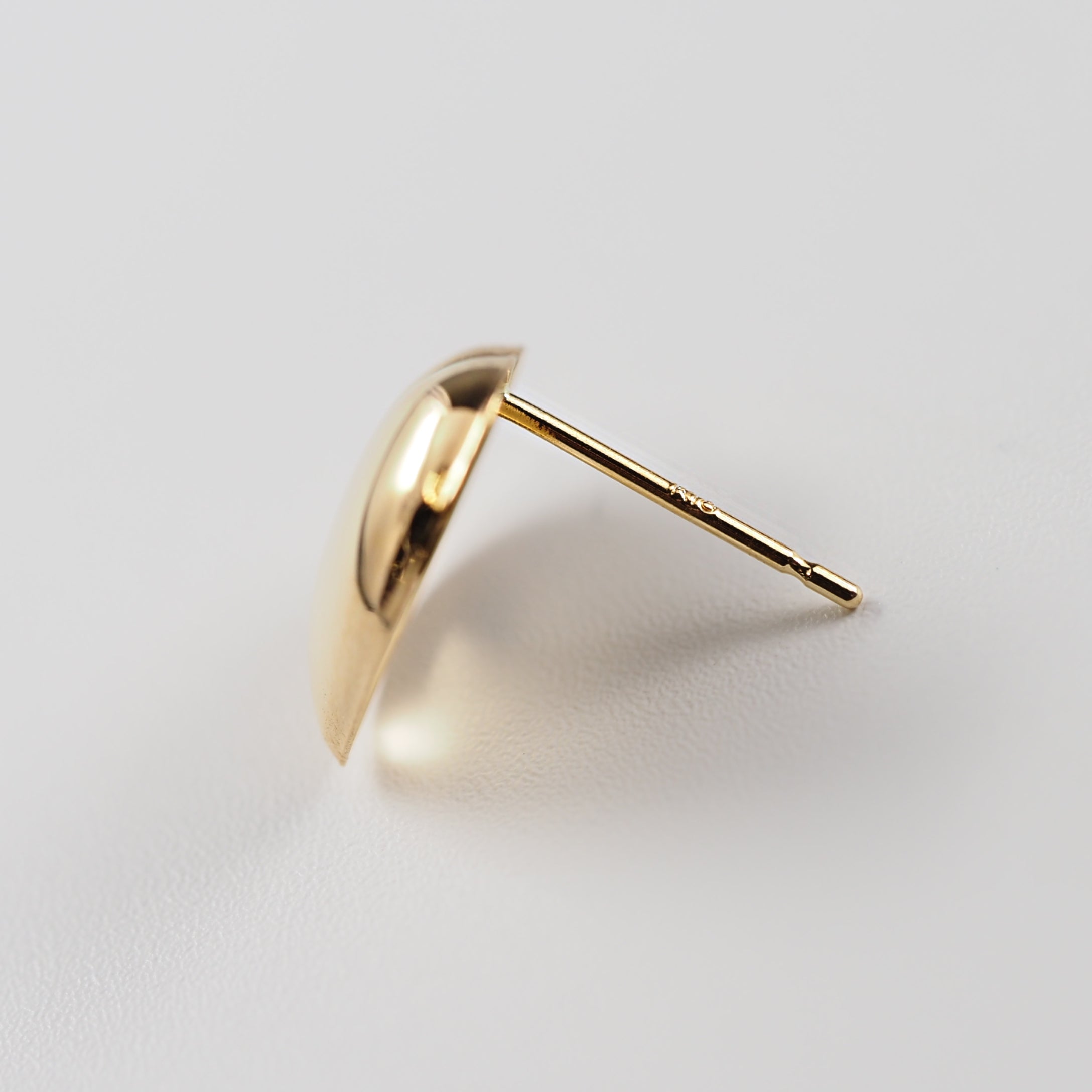 さりげない個性を引き立てるアシンメトリーデザインが魅力の、山梨県甲府市で製作したMITUREのピアス。