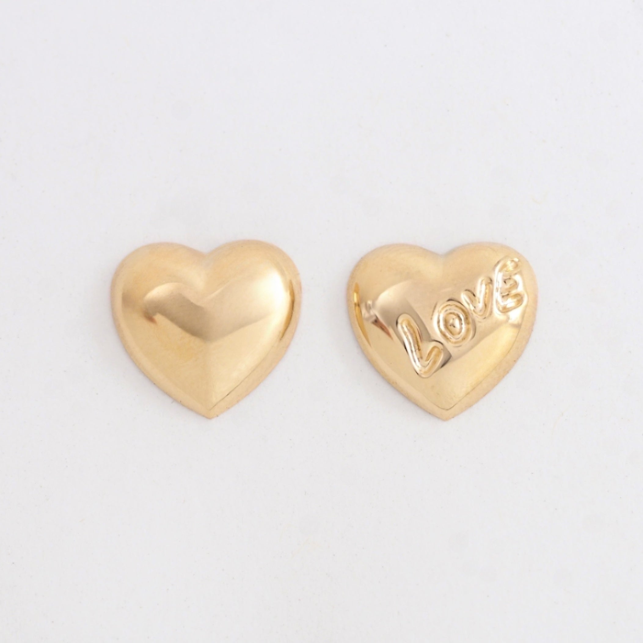 立体感のあるハートフォルムが上品に映える、MITUREのK18ハートピアス。大人のスタイルにも自然に馴染みます。 